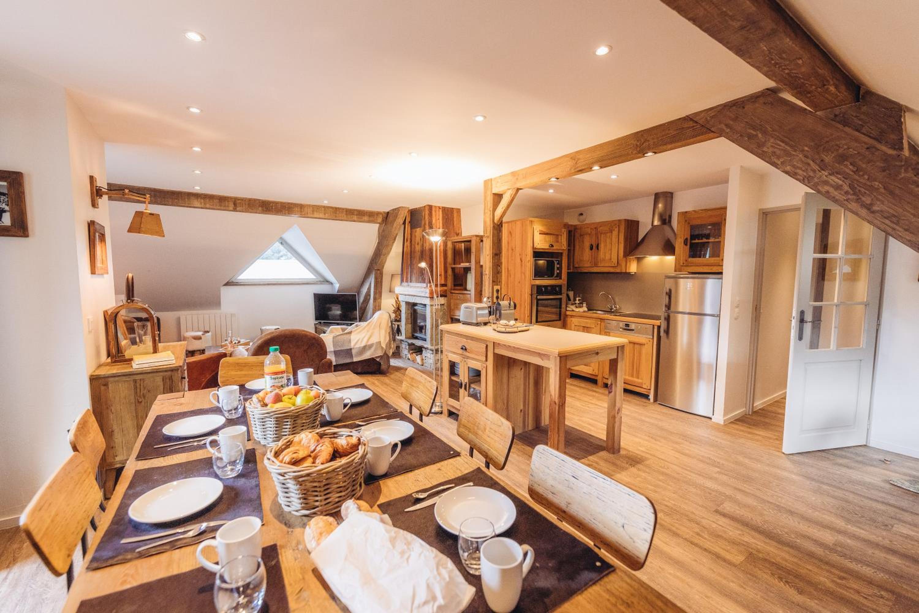 Deluxe Three-Bedroom Apartment with Mountain View photo 1
