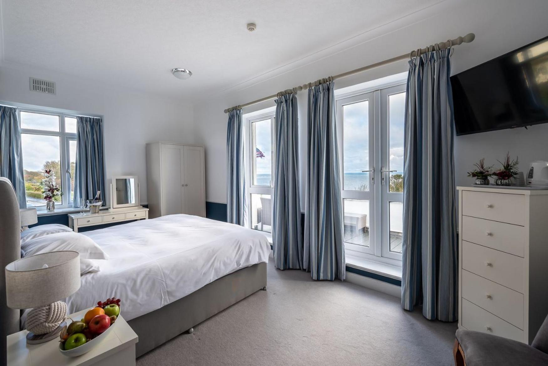 Twin / Double Room with Sea View and Balcony photo 2