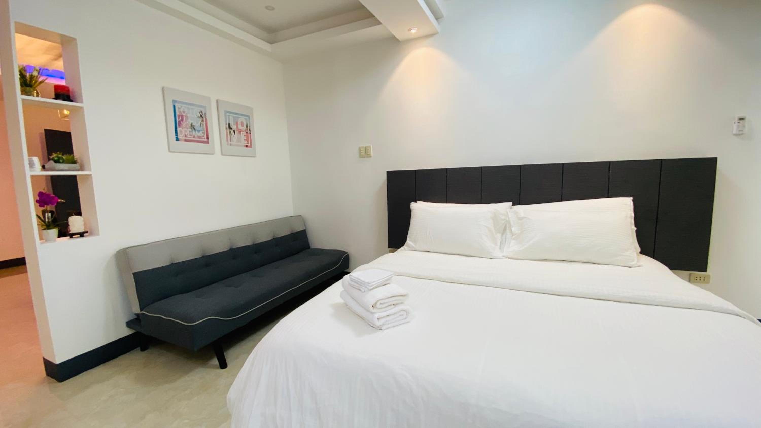 Deluxe King Suite photo 2