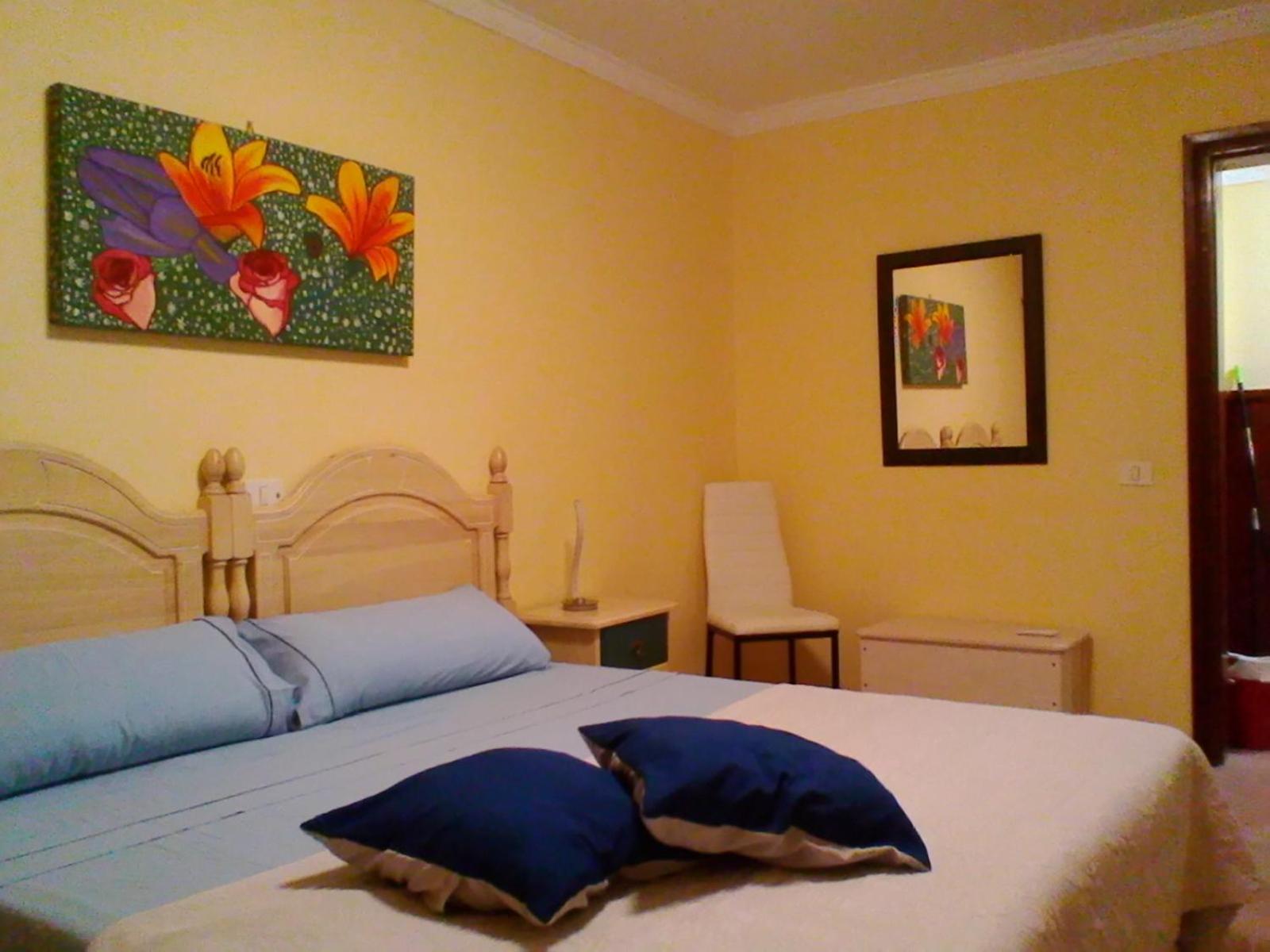 Double or Twin Room with Shared Bathroom- Interior View photo 2