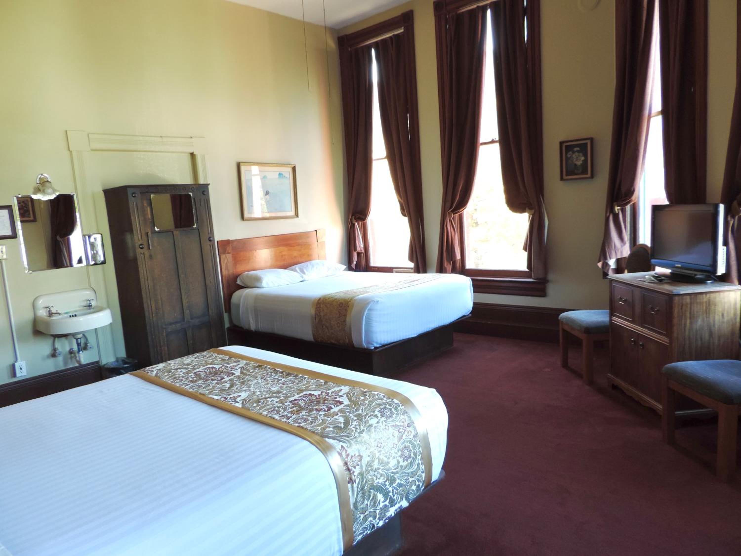 Quadruple Room with Shared Bathroom