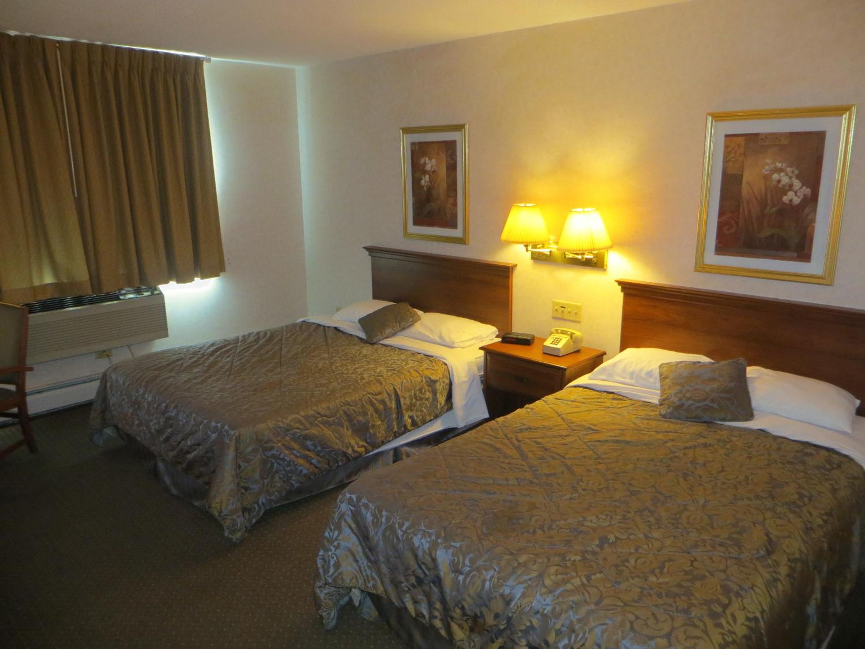 Standard Room with Queen Bed and Double Bed photo 3