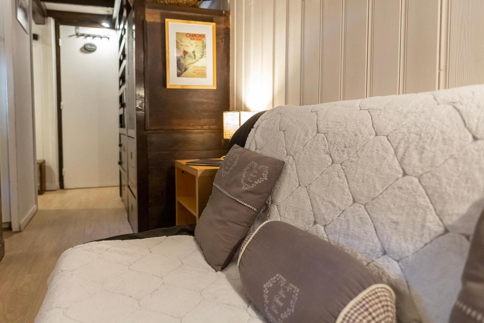 Two-Bedroom Apartment - Photo 19