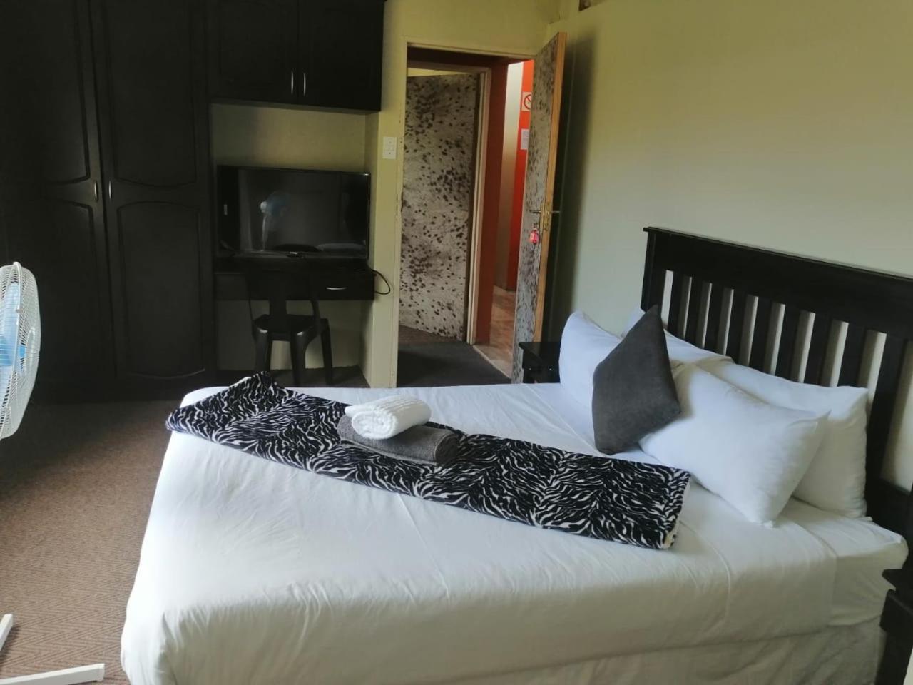 Double Room with Private Bathroom photo 3