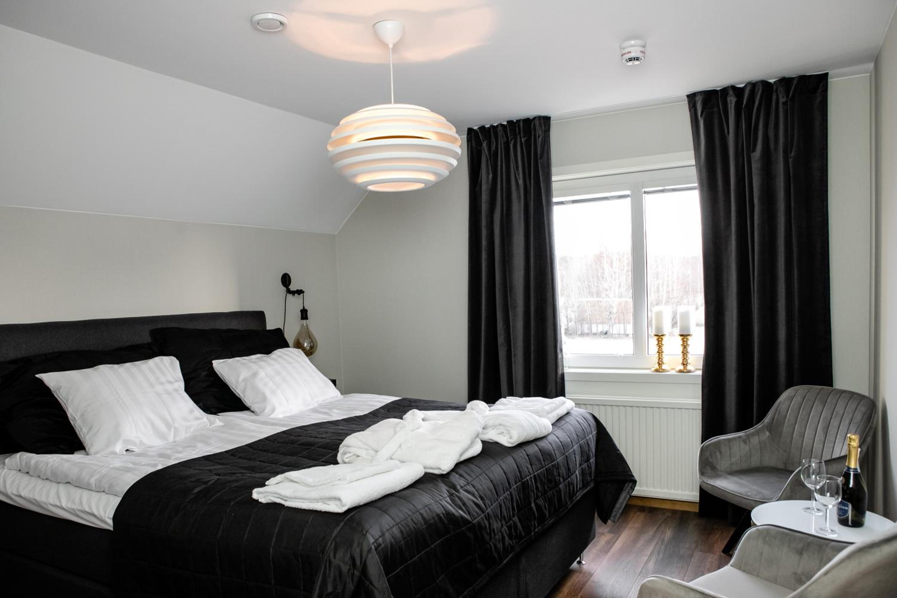 Deluxe Double Room (2 Adults + 1 Child)