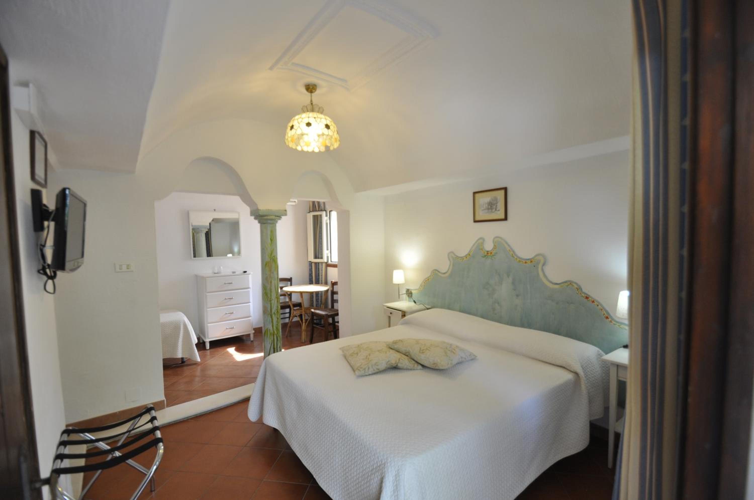 Standard Triple Room with garden view
