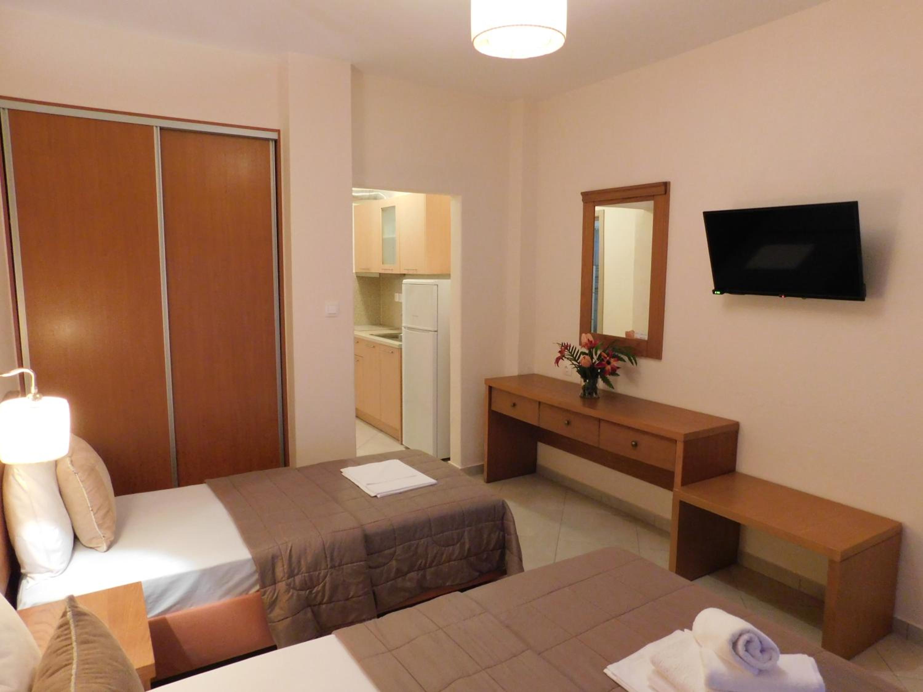 Economy Triple Room photo 2