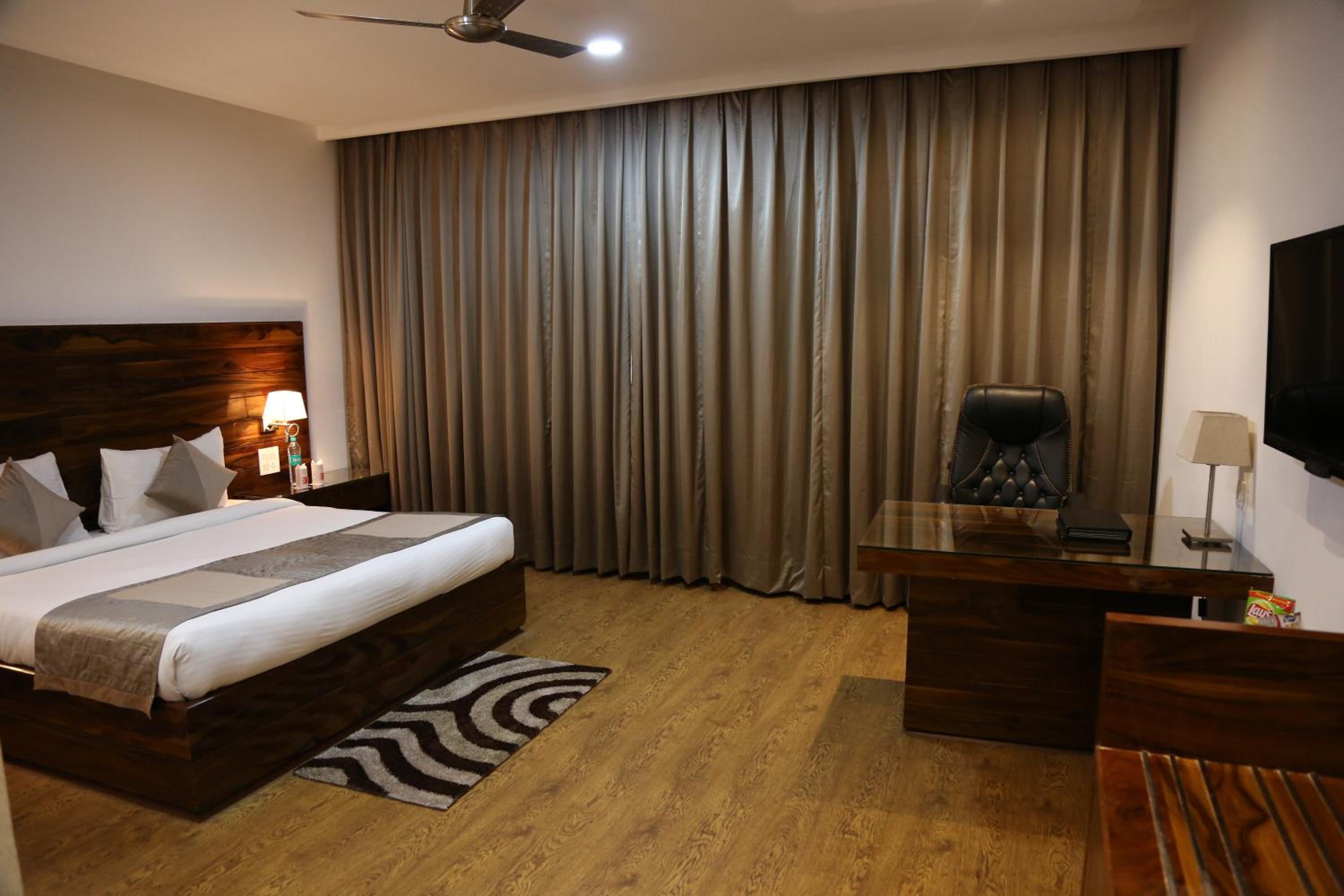 Large Double Room - Photo 3