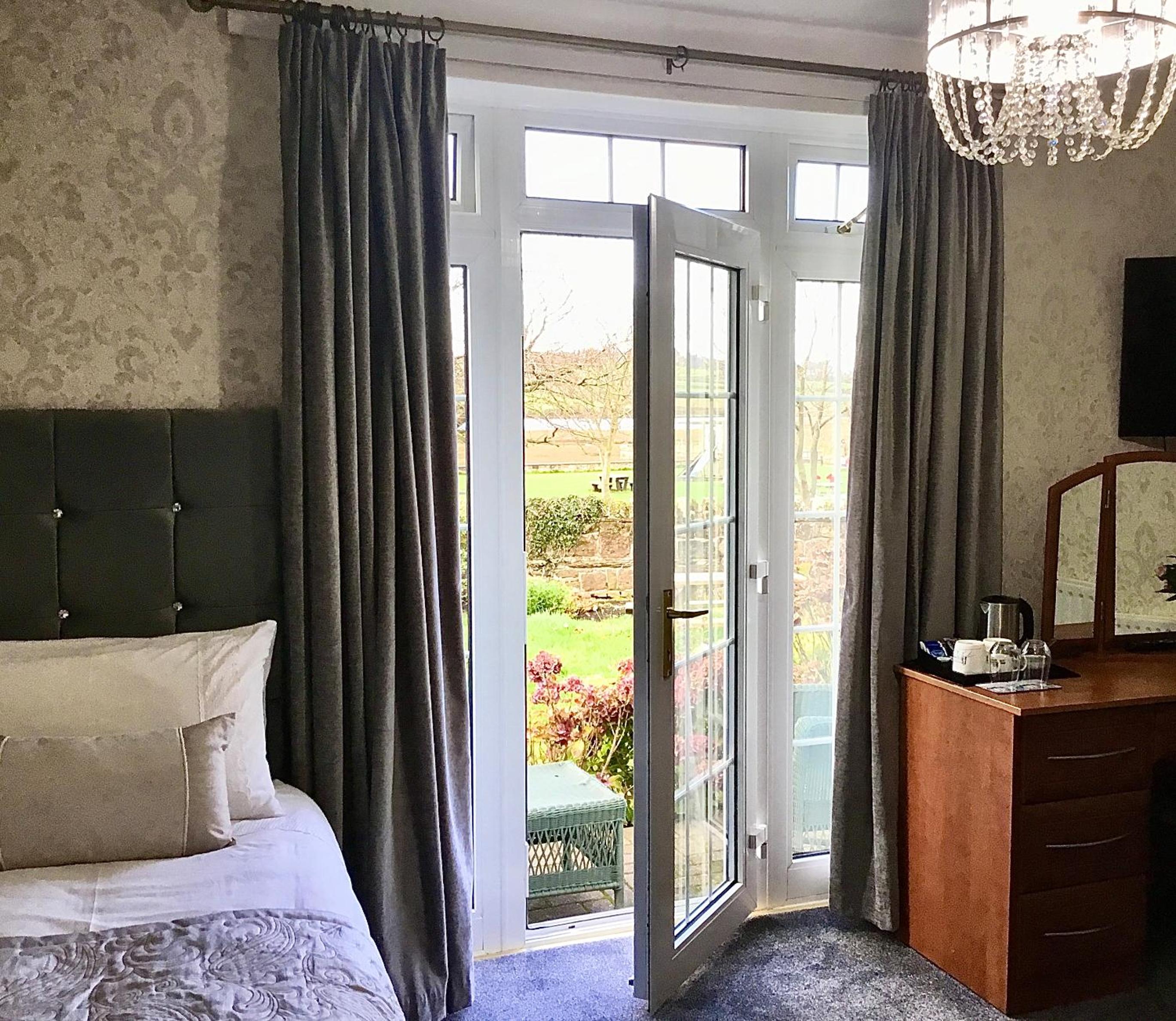 Room 2 - Photo 1