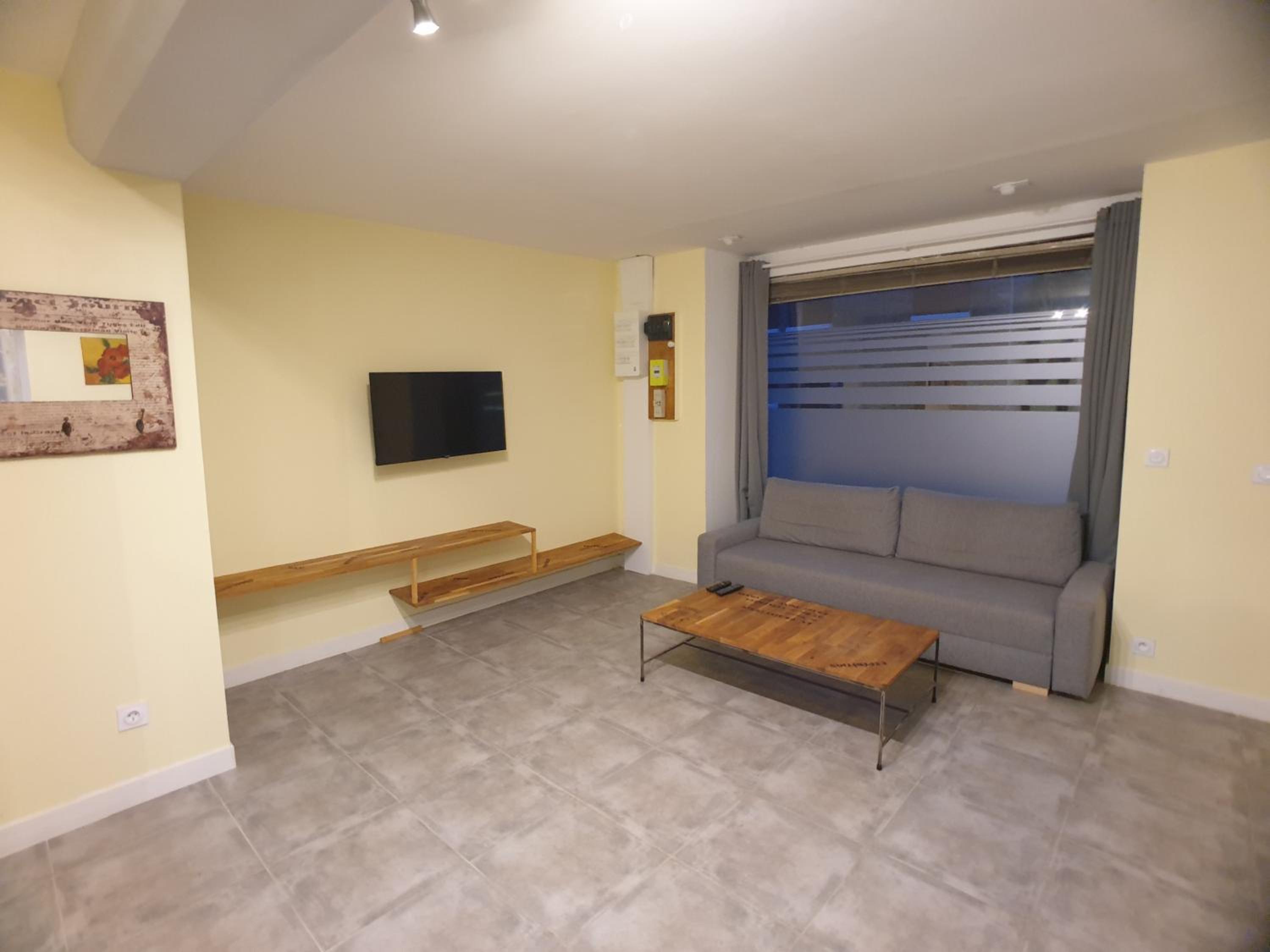 One-Bedroom Apartment - Photo 2