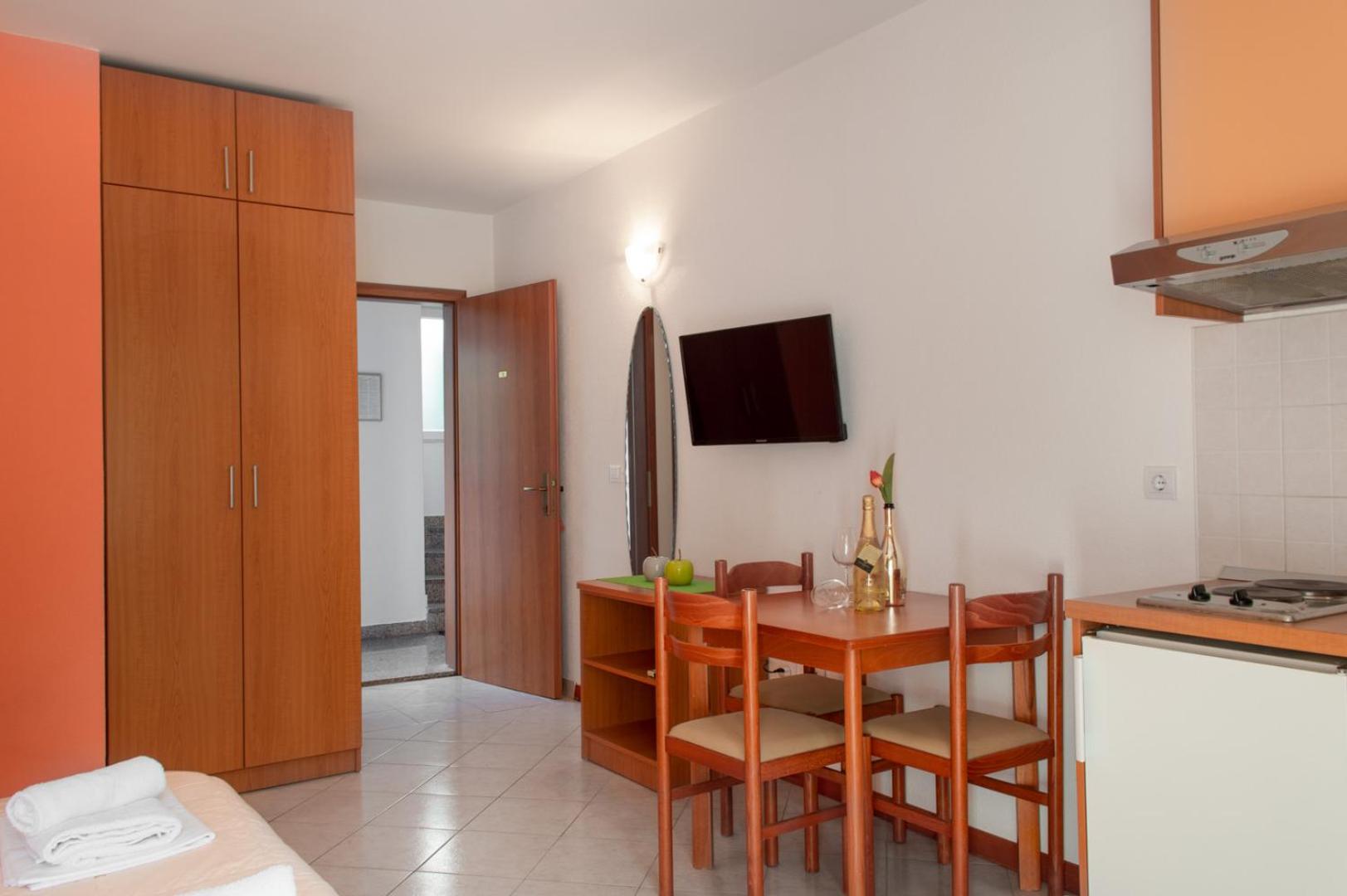 Apartment with Balcony photo 3