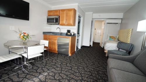 2 Room Suite with Kitchenette in Cape May (E-3) photo 1