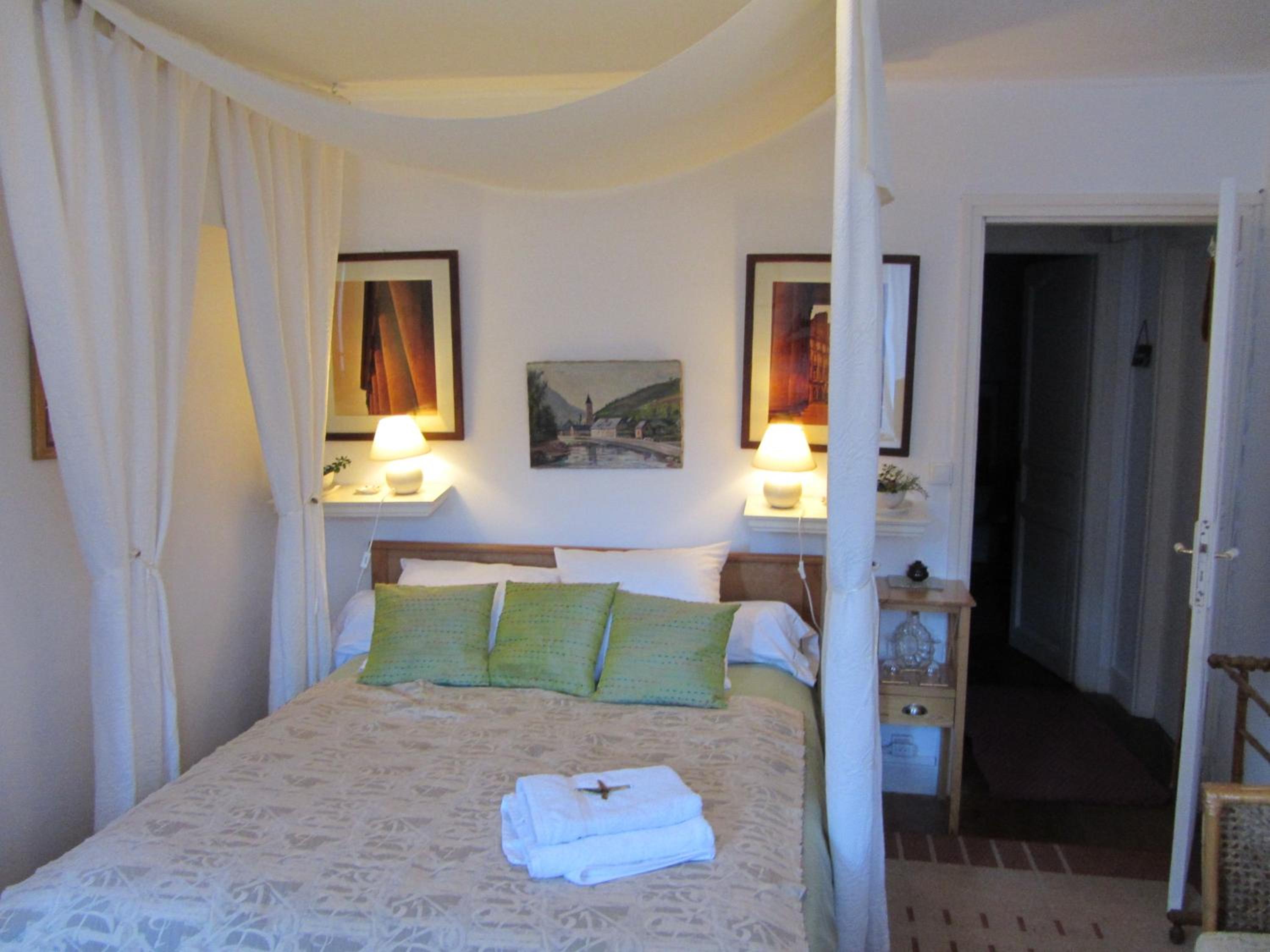Double Room with Shared Bathroom photo 2