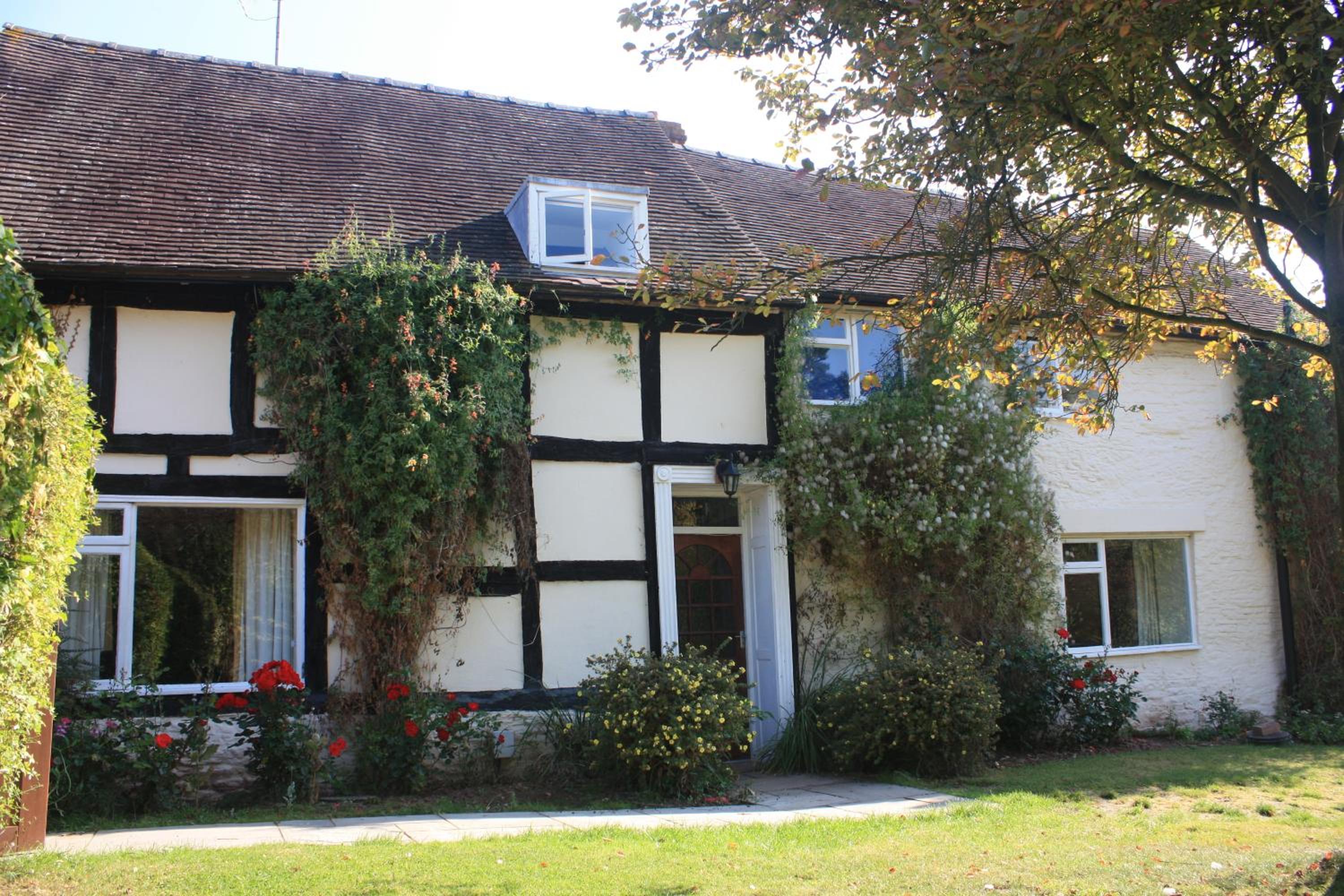 Eight-Bedroom House photo 1