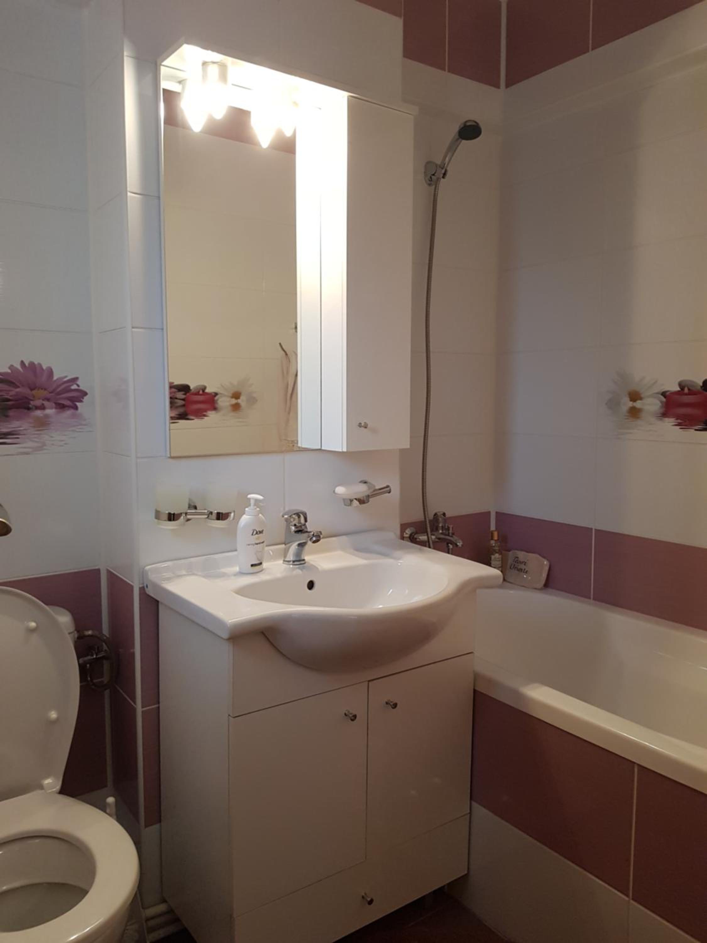 One-Bedroom Apartment - Photo 3