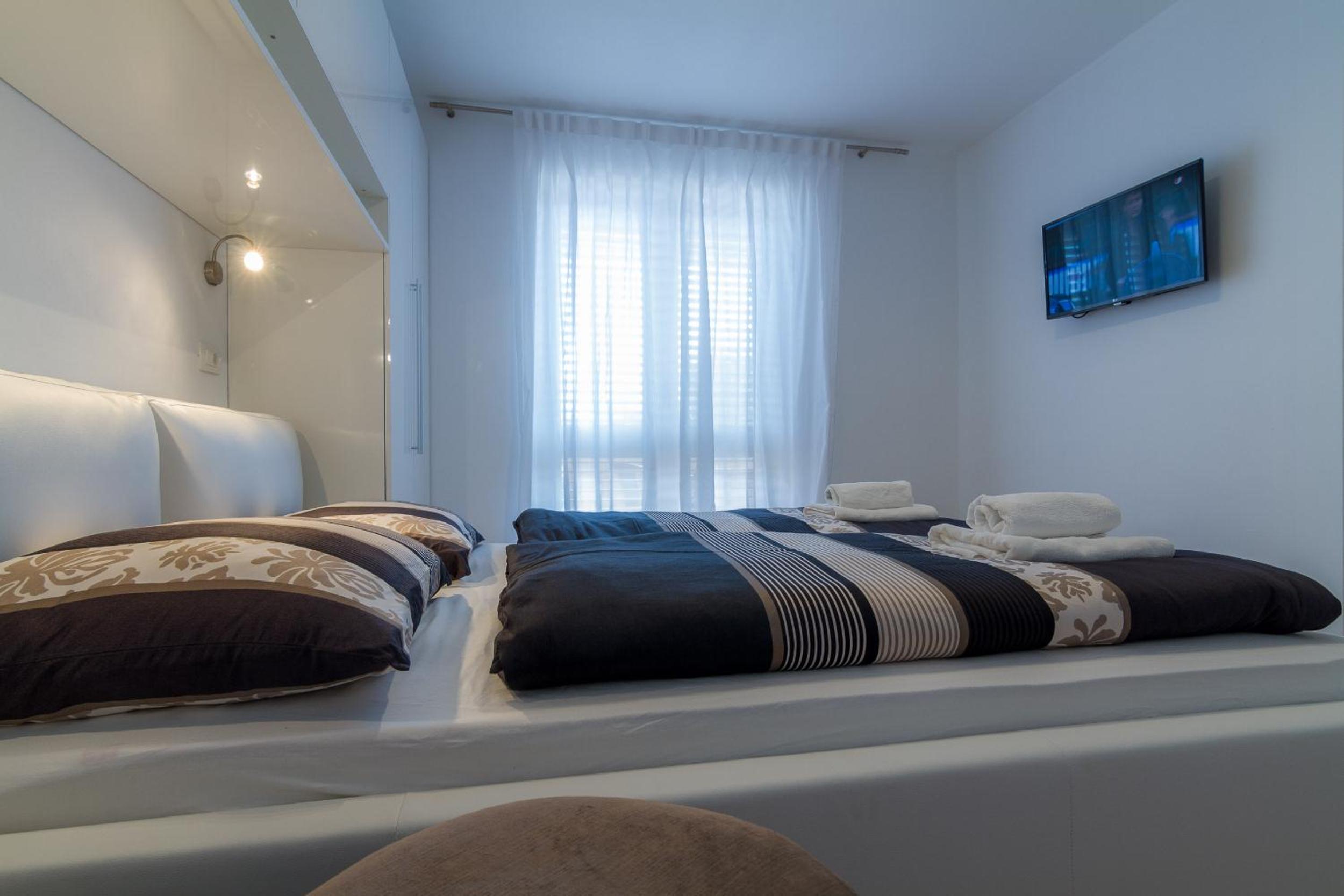 Deluxe Apartment with Balcony and Sea View - Photo 14