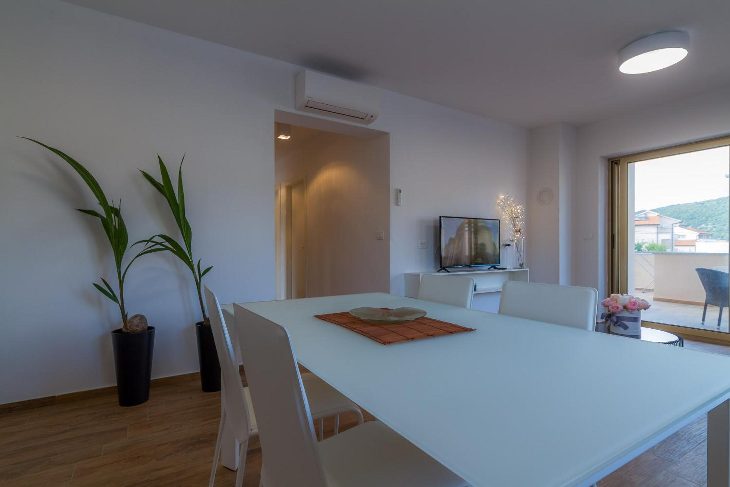 Deluxe Apartment with Balcony and Sea View