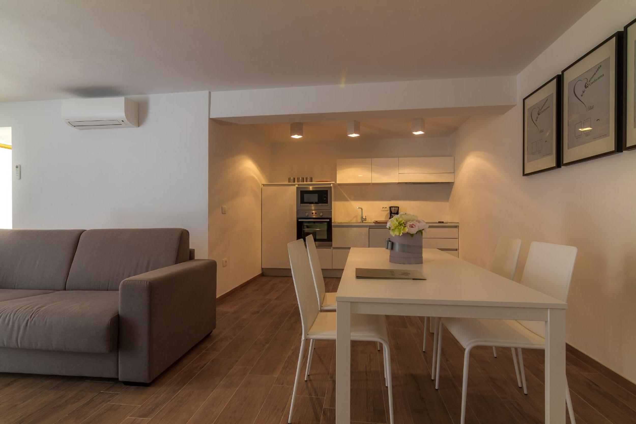 Deluxe Apartment with Terrace - Photo 4