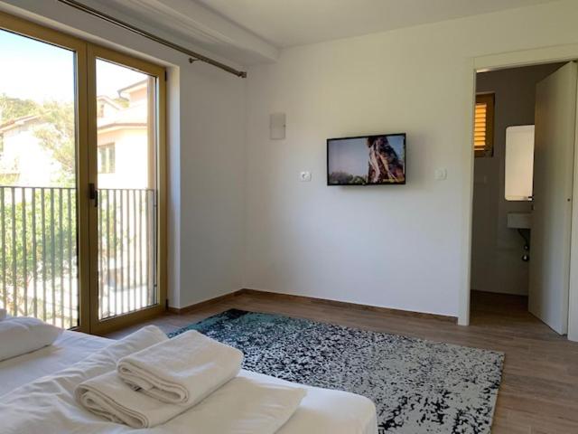 Deluxe Apartment with Terrace and Garden View - Photo 20