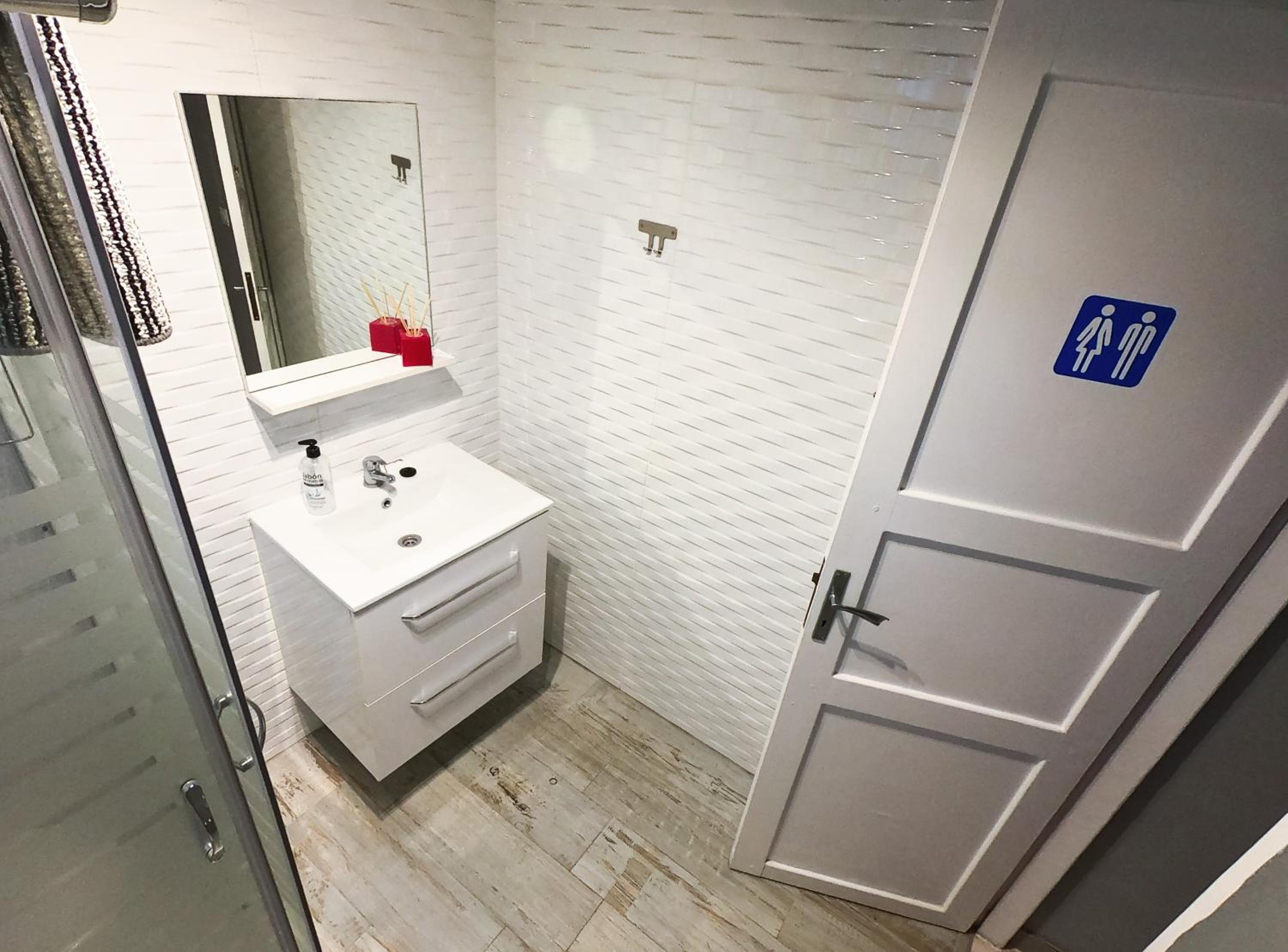 Double Room with Shared Bathroom (without view) photo 1