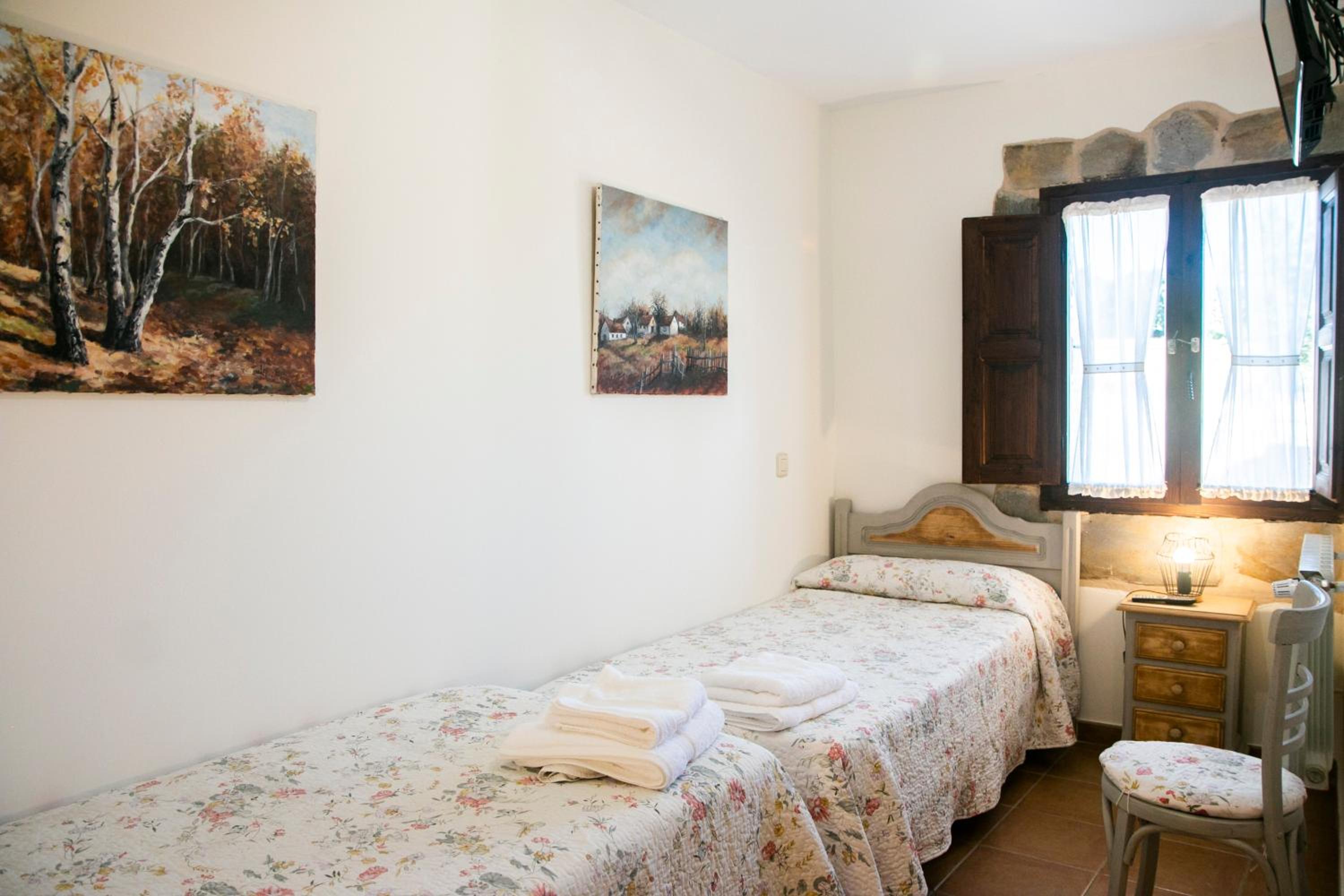 Double or Twin Room with Private Bathroom - Photo 2