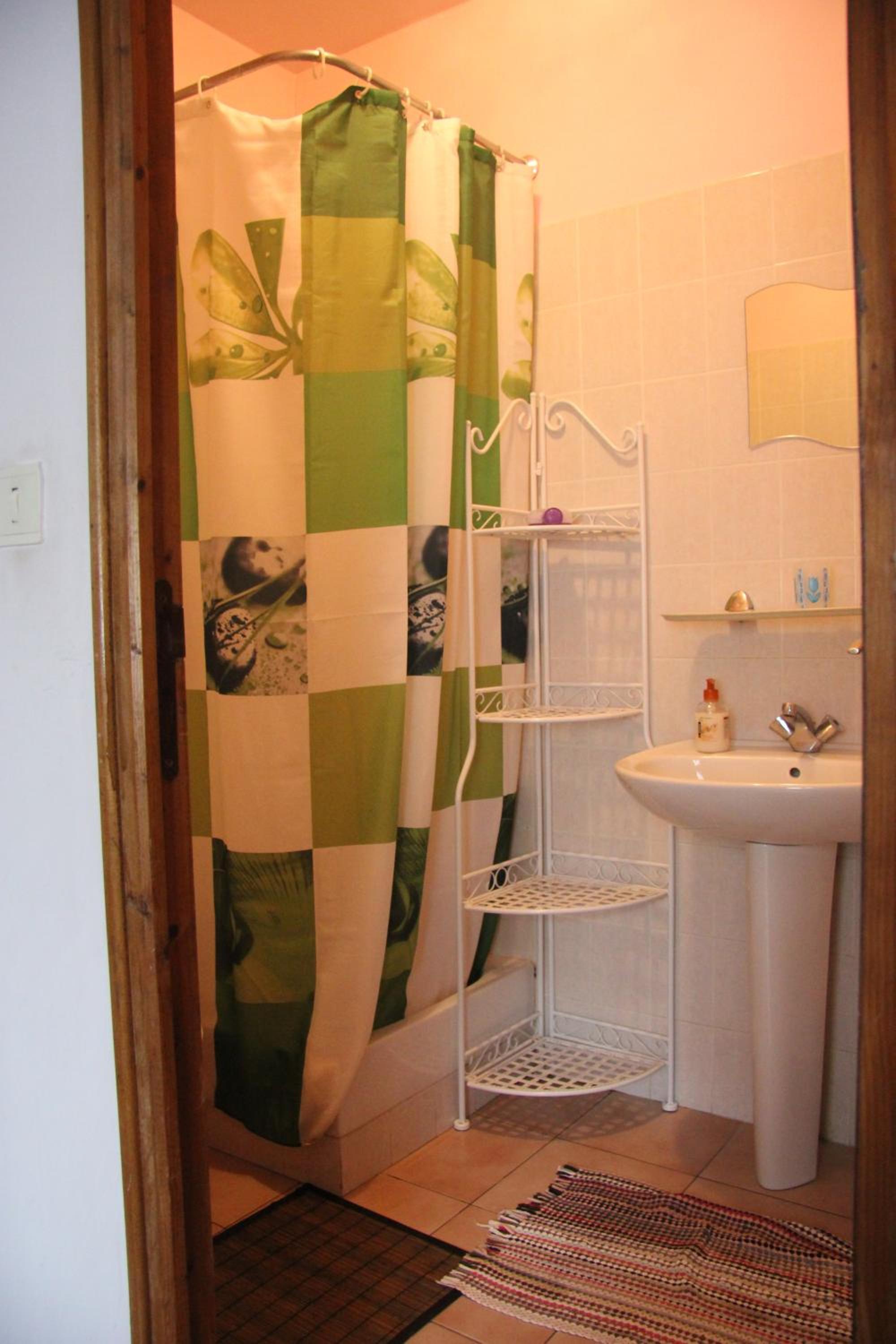 Double Room with Private Bathroom - Photo 3