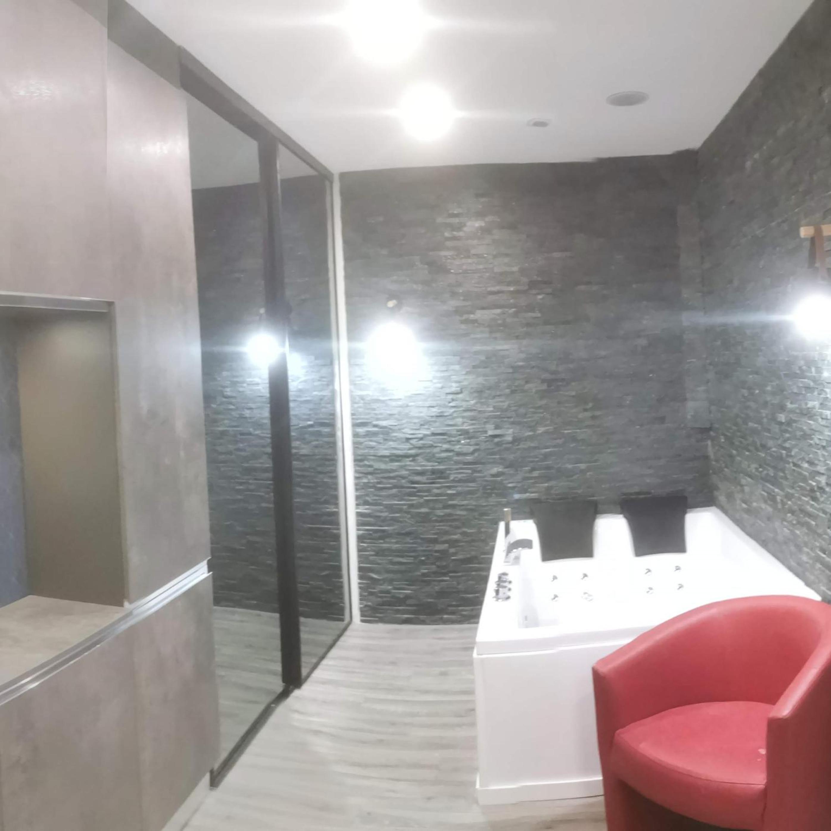 Suite with Hot Tub - Photo 5