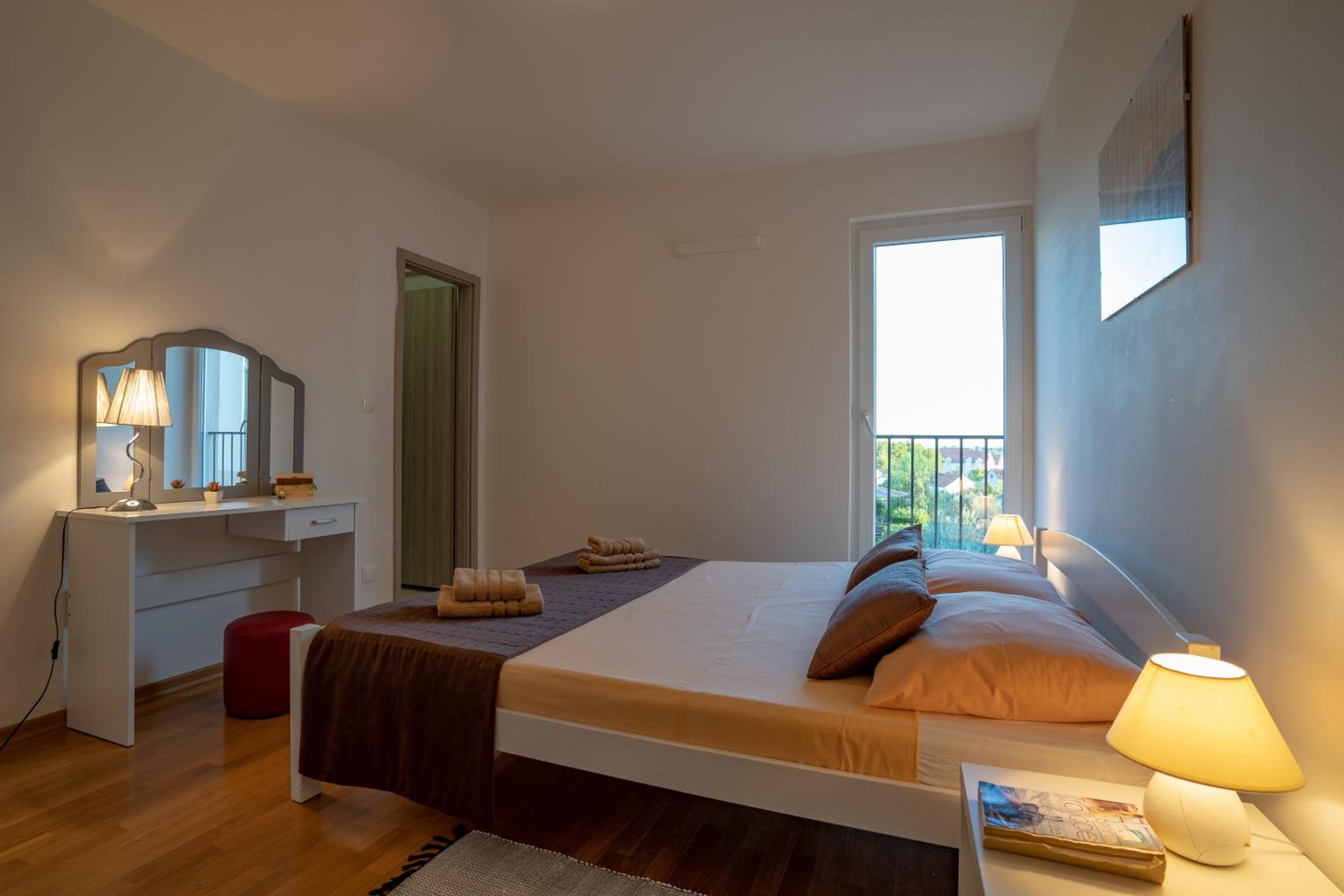 Comfort Two-Bedroom Apartment with Balcony and Sea View - Photo 4