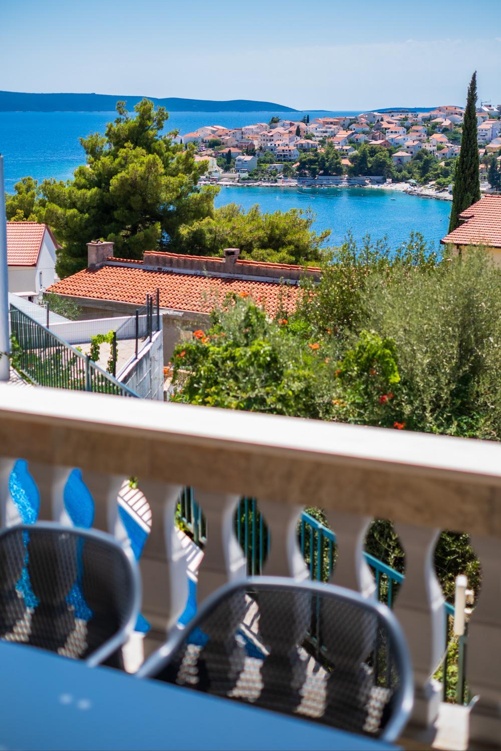 Apartment with Terrace - Photo 4