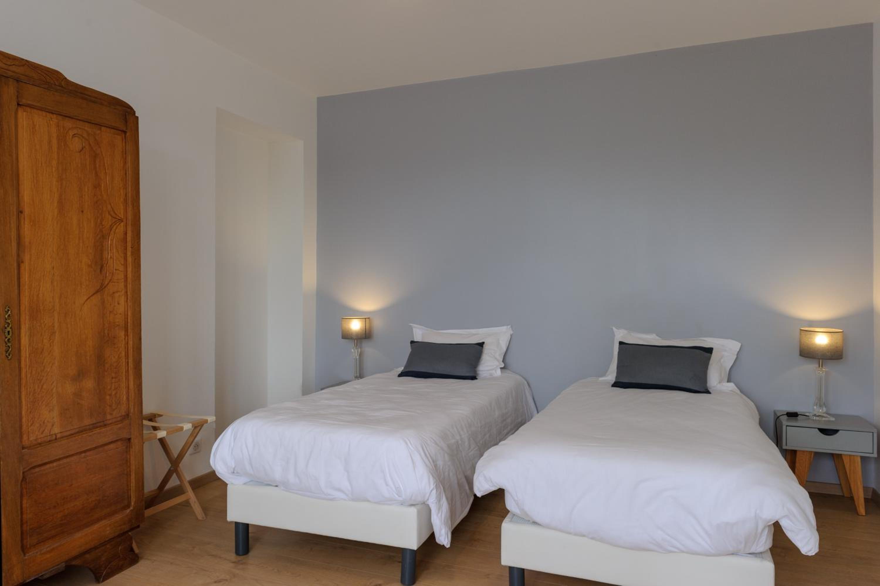 Five-Bedroom House - Photo 13