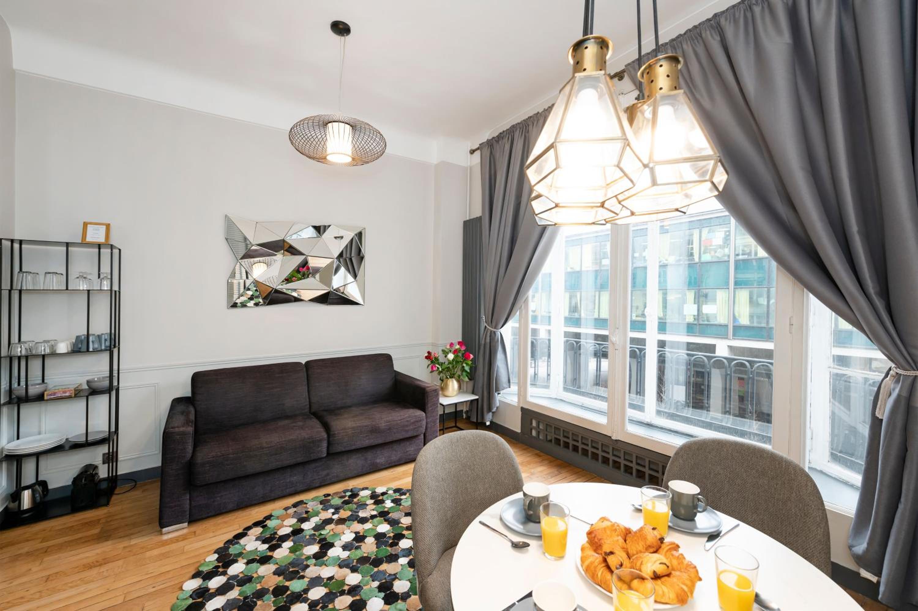 One-Bedroom Apartment BEAUBOURG photo 2