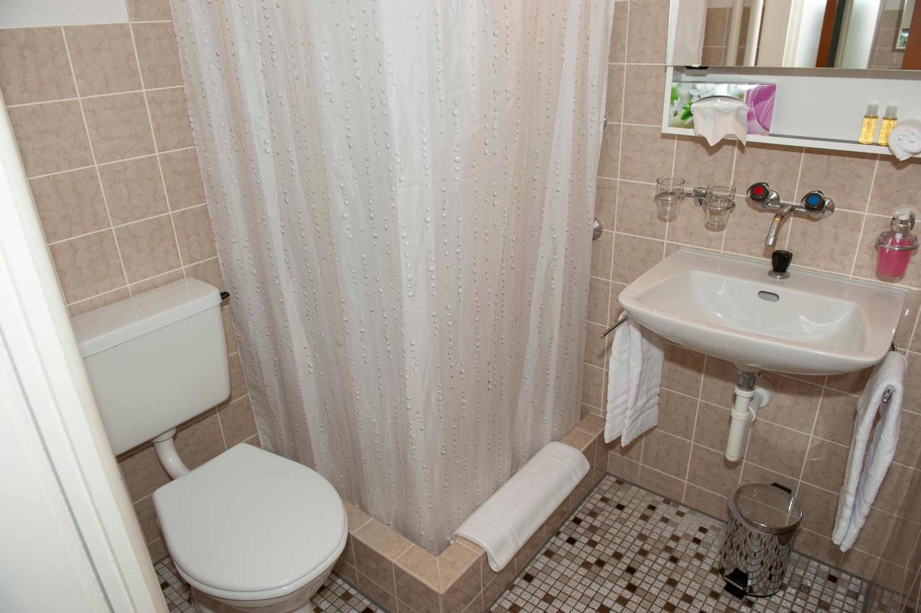 Double Room with Balcony - Photo 3