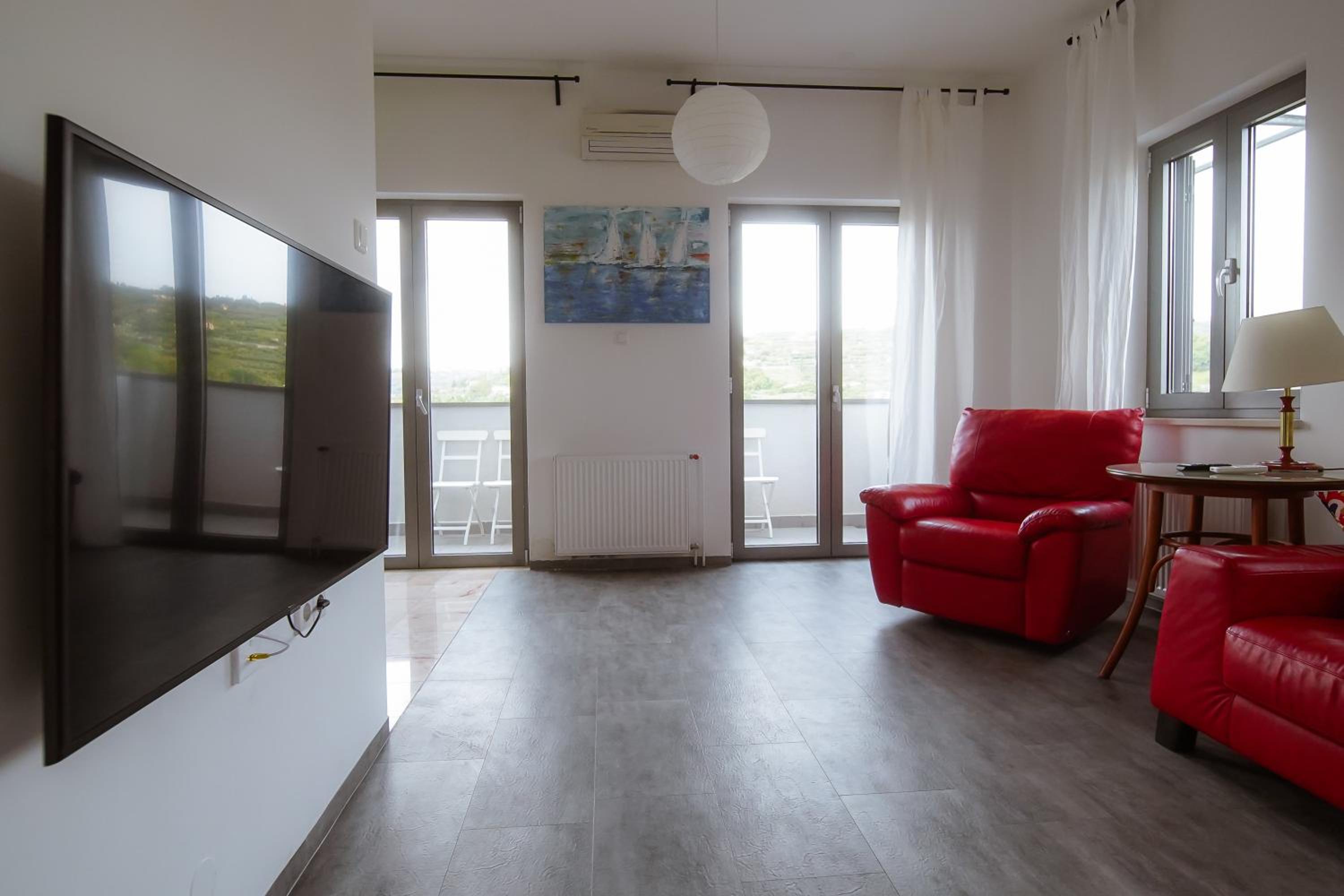 Apartment with Pool View