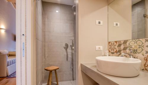 Suite with Balcony - Photo 6