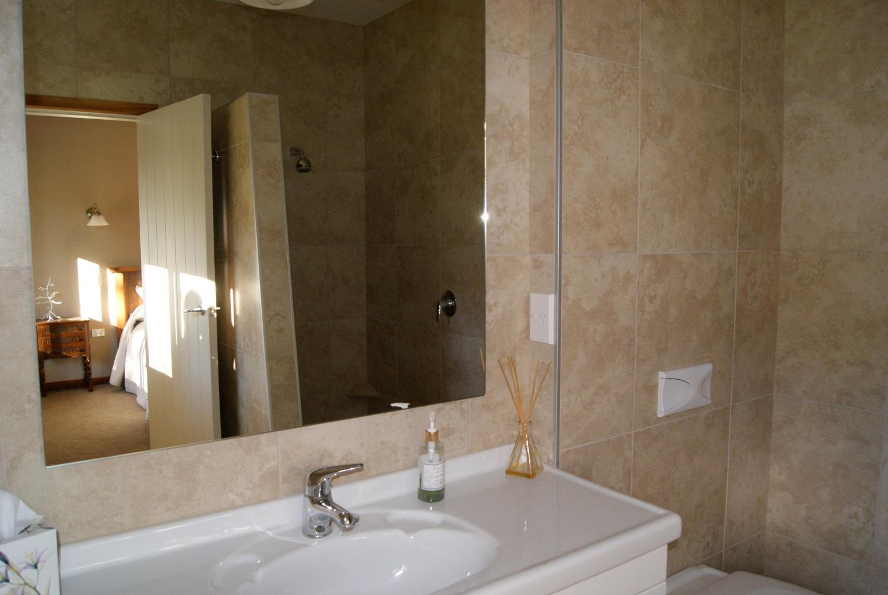 Queen Room with Private Bathroom photo 3