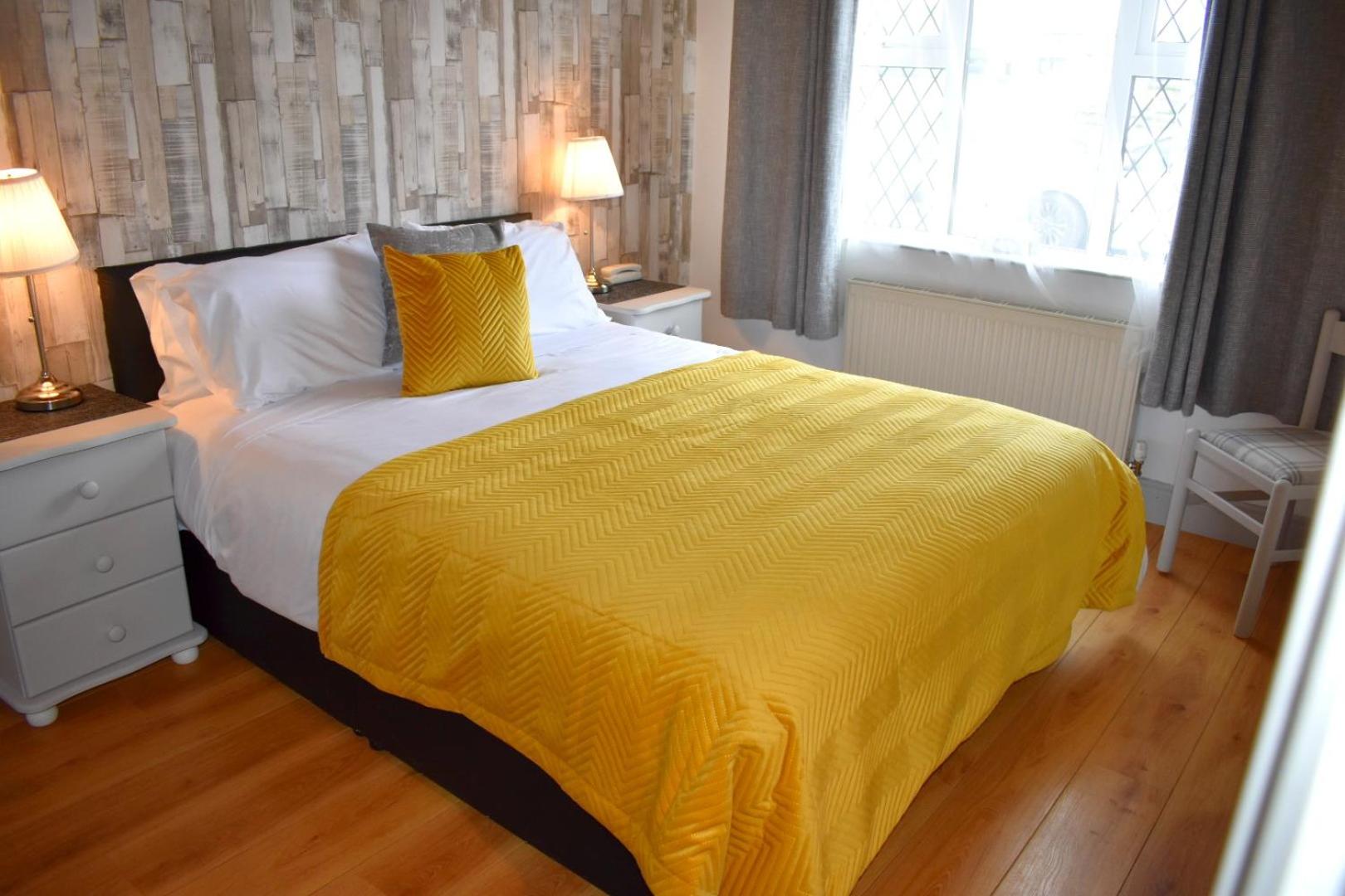 Queen Room photo 1