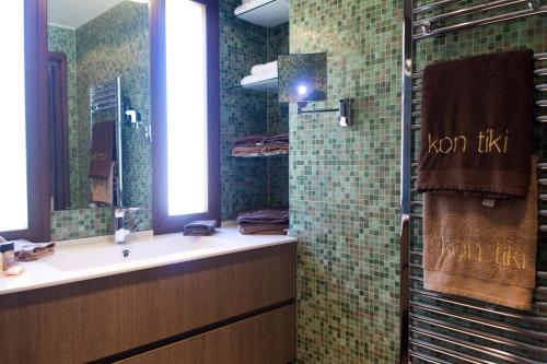 Tiki Lounge Garden - Chalet with Private Hot Tub photo 3