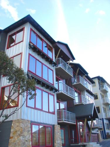 One-Bedroom Apartment with Mountain View photo 3