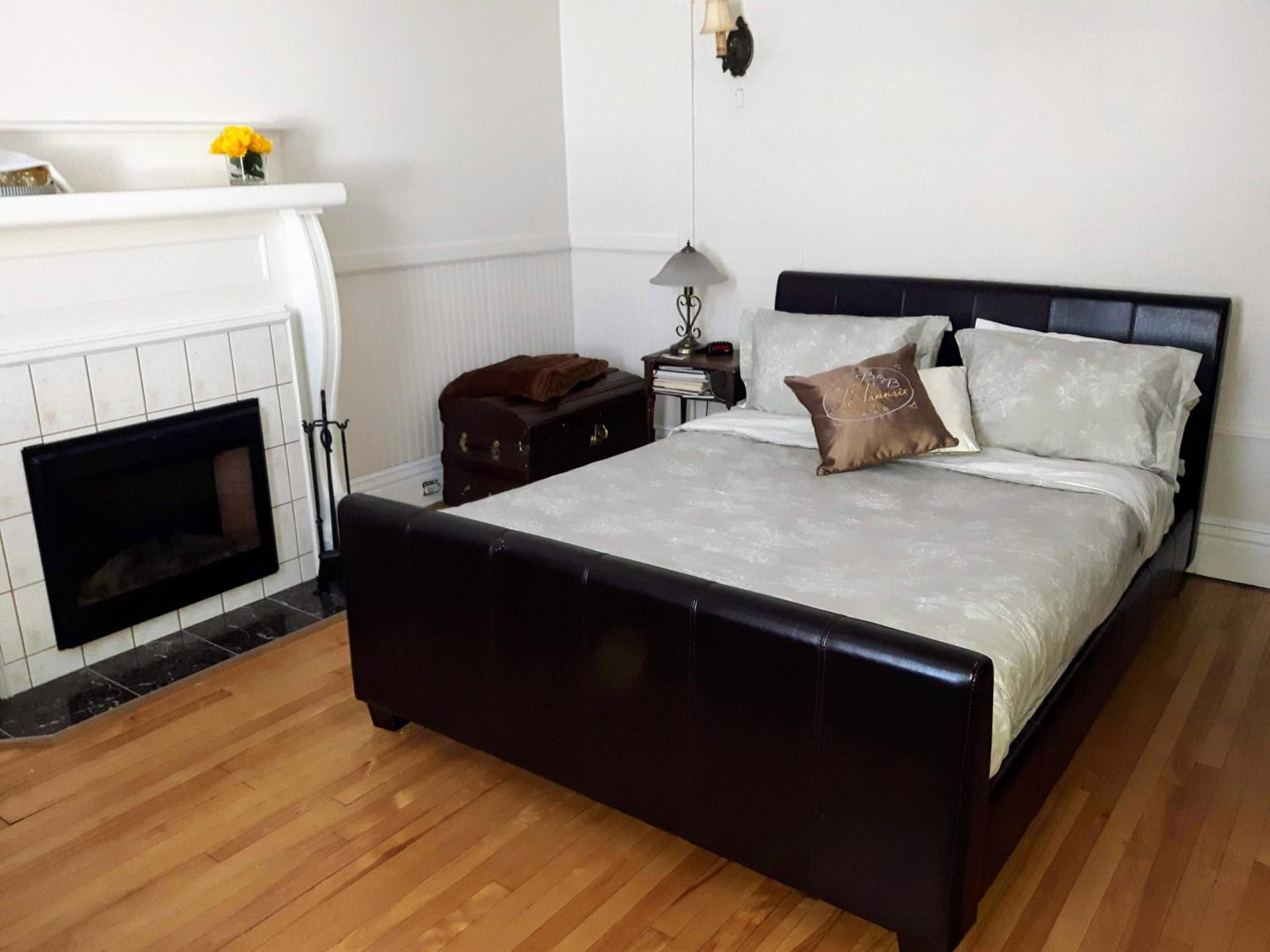Superior Queen Room with Shared Bathroom