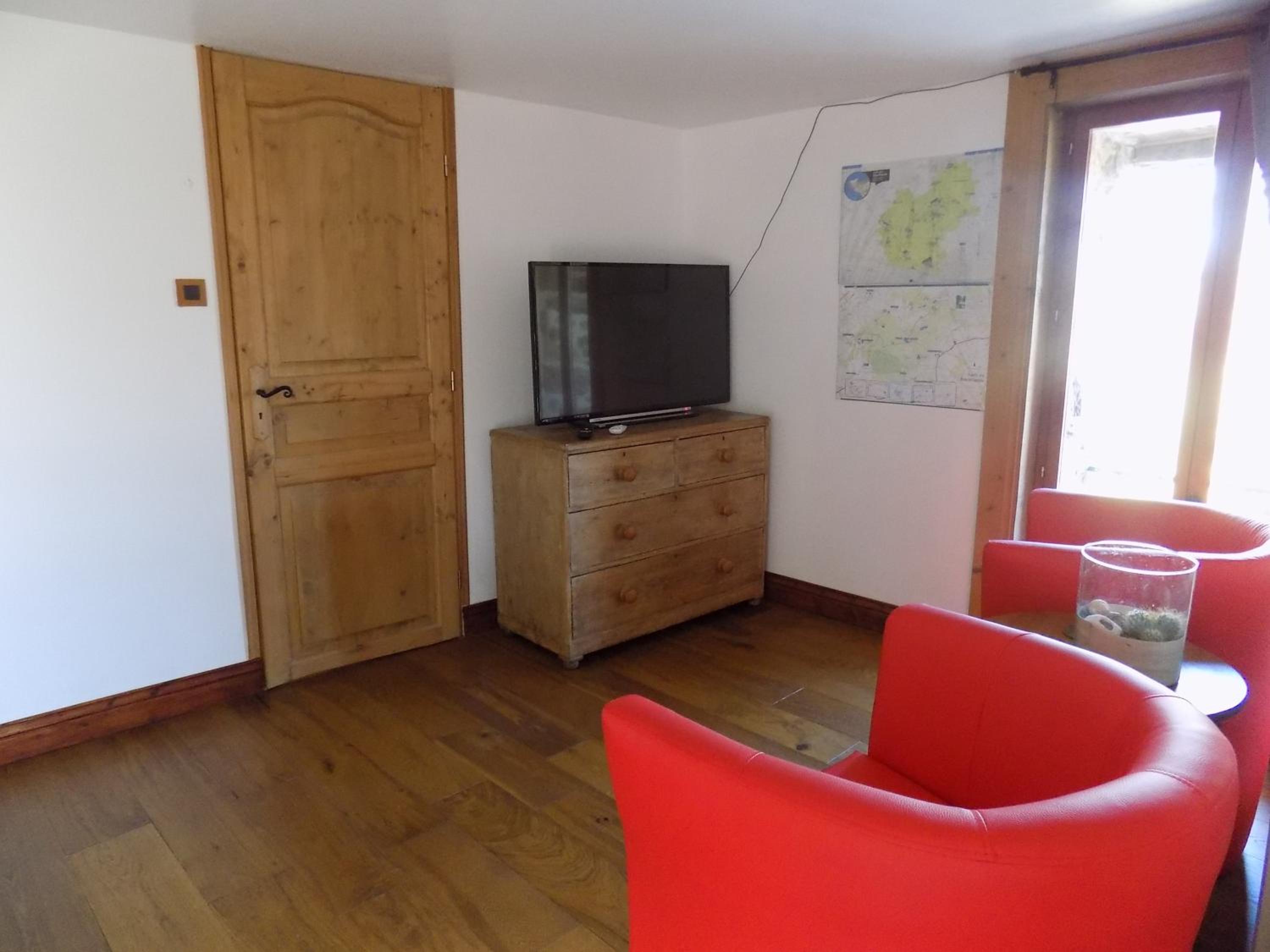 Deluxe Double Room (2 Adults + 1 Child) - Photo 6