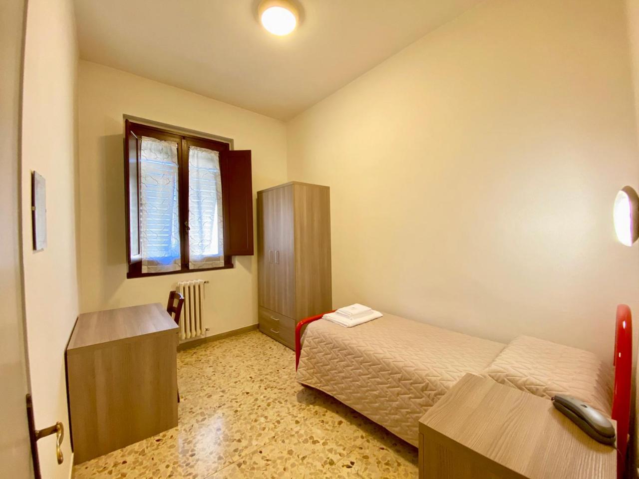 Single Room with Shared Bathroom photo 2
