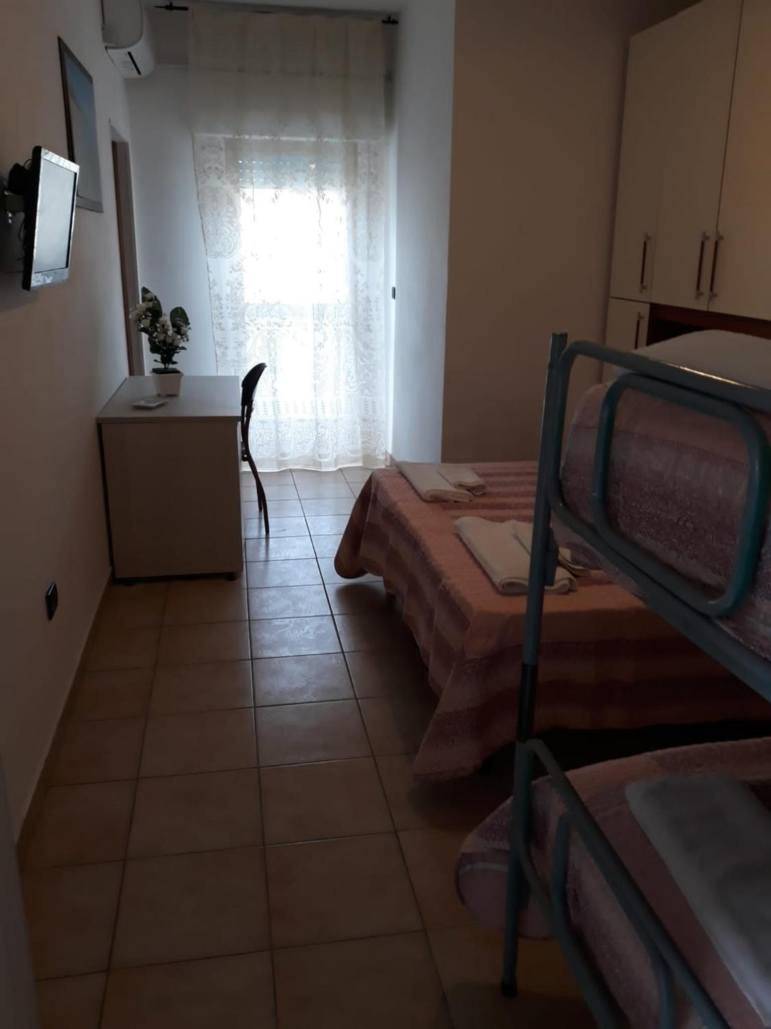 Quadruple Room with Private Bathroom - Photo 2