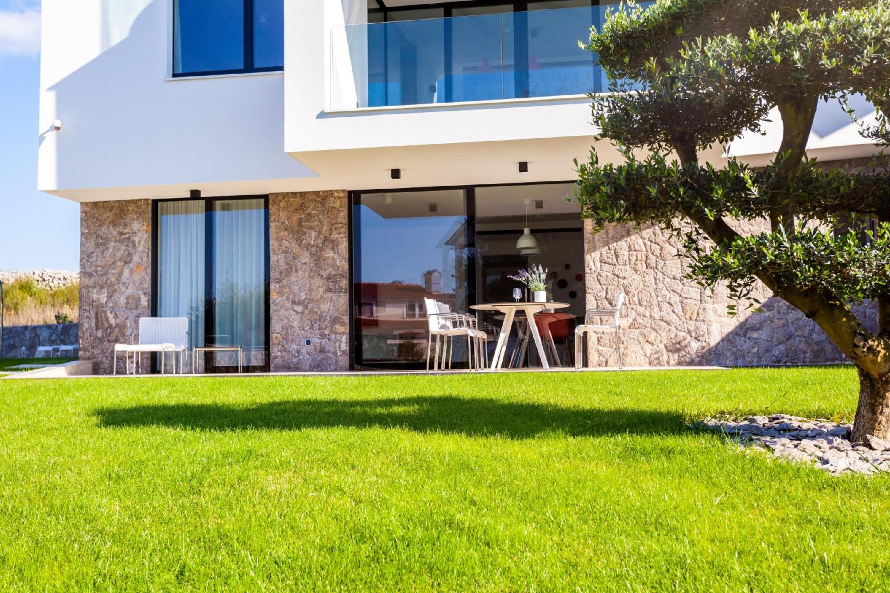 Apartment with pool