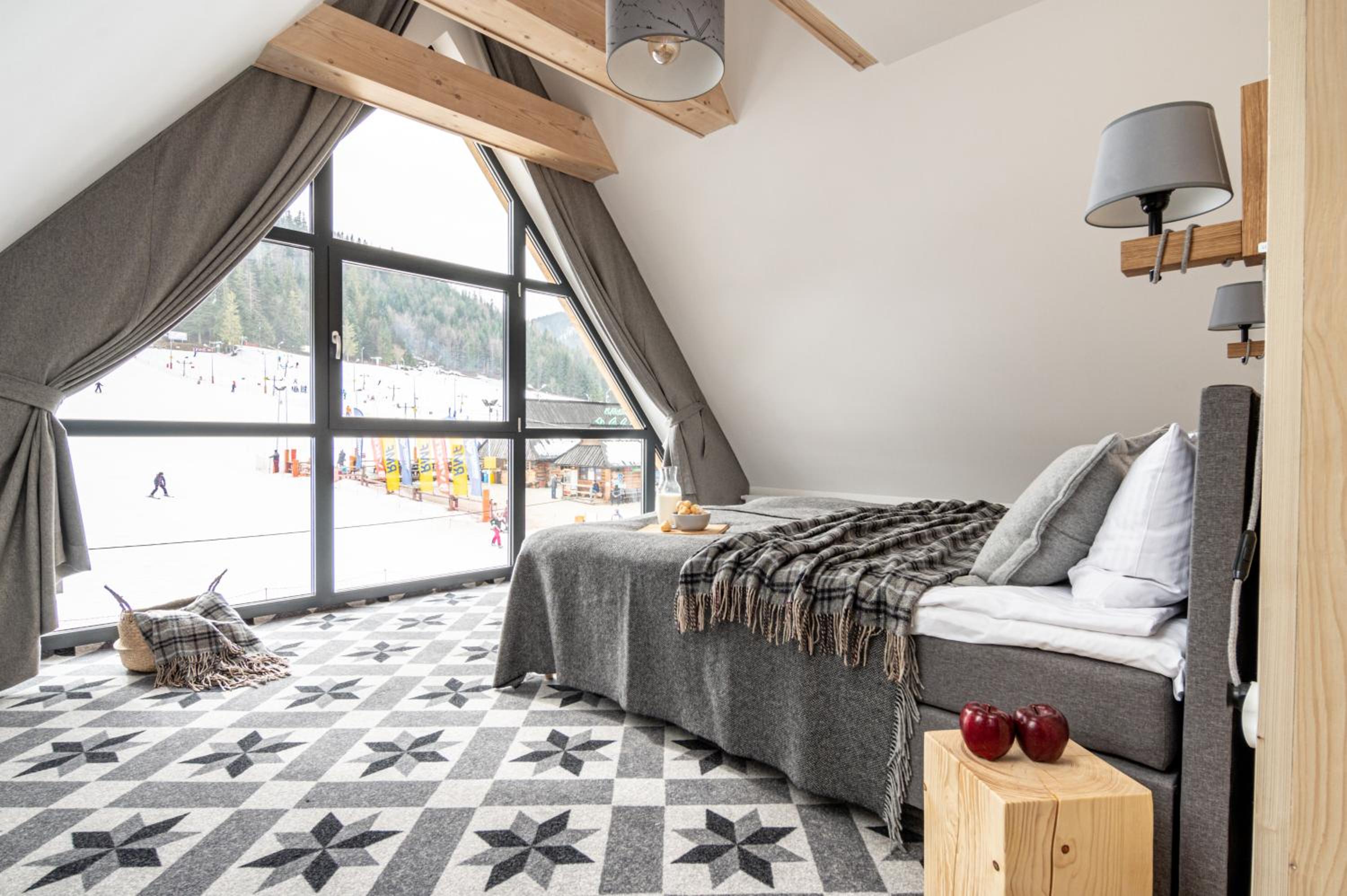 Apartment with Mountain View