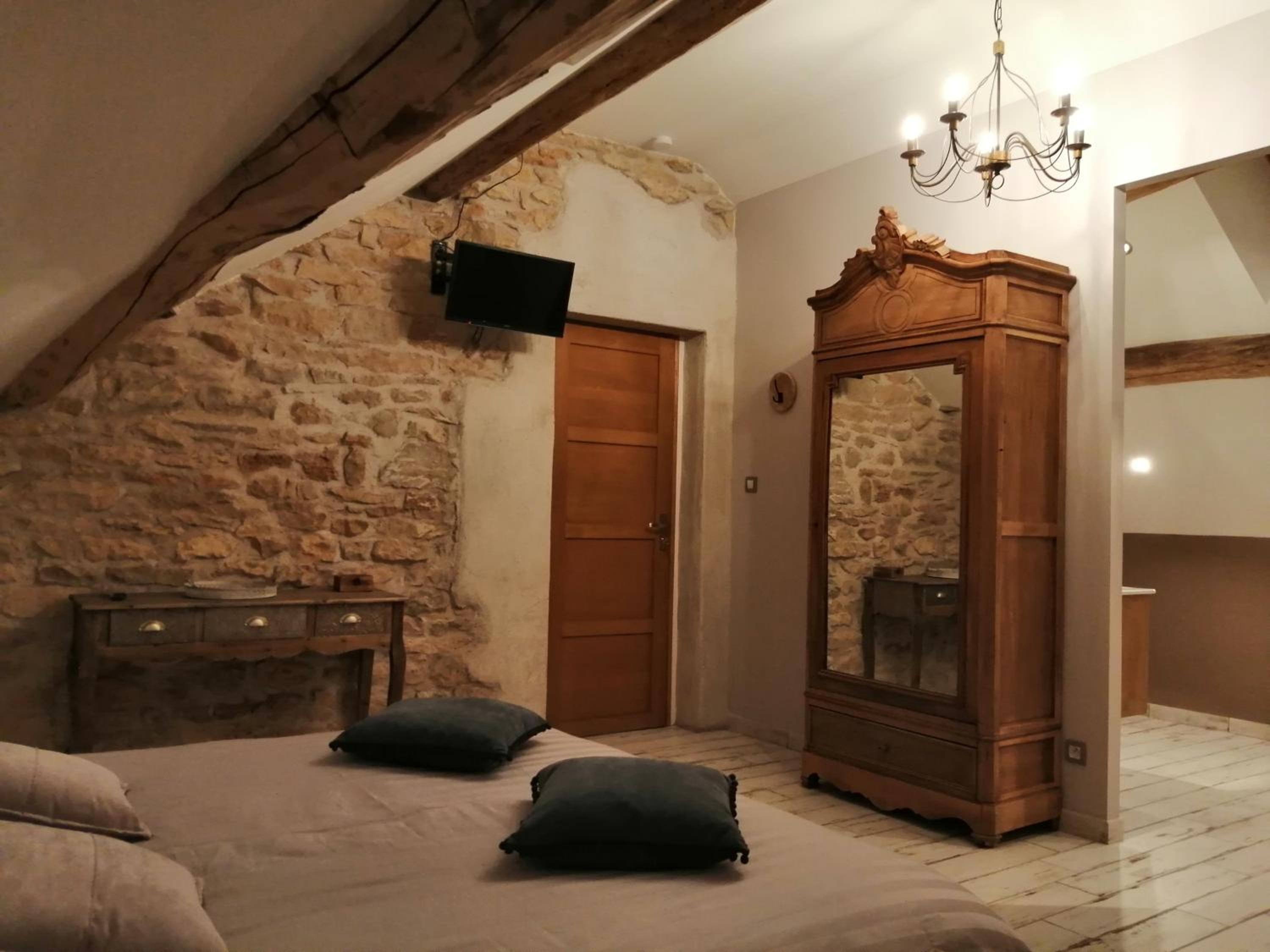 Queen Room with Garden View - Photo 6