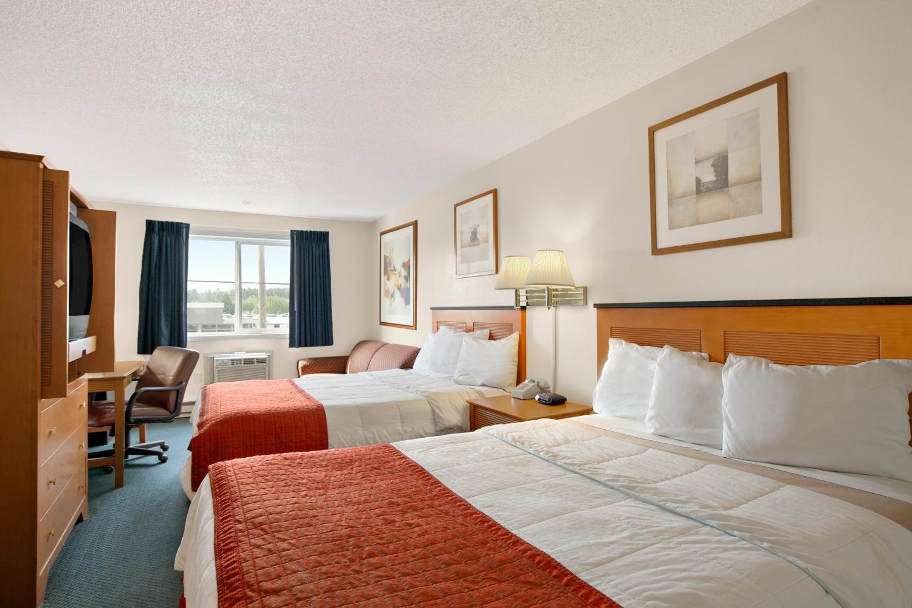 Queen Room with Two Queen Beds - Smoking photo 2