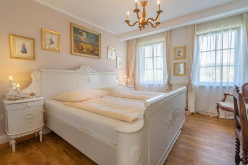 Double Room with River View - Photo 2
