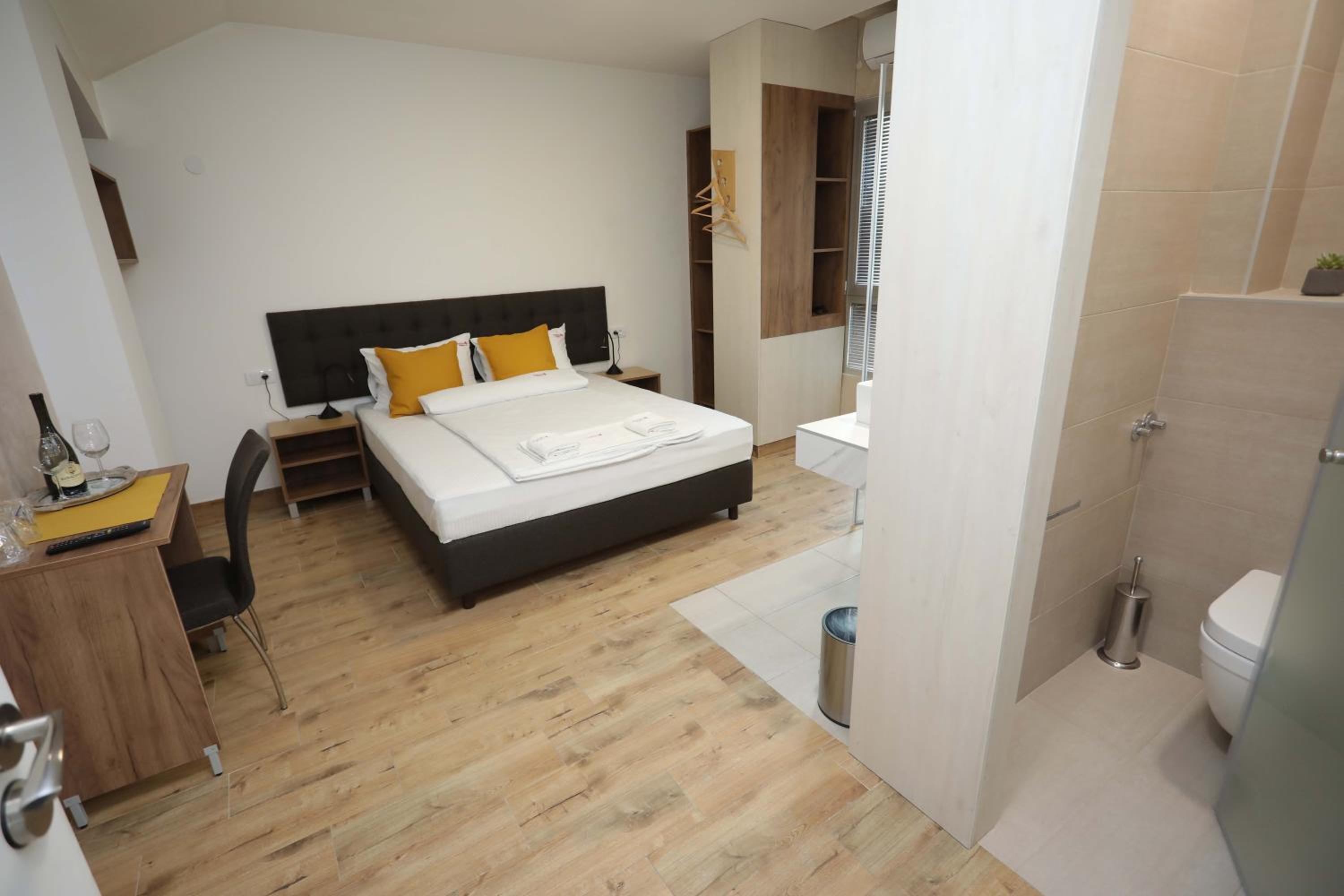 Double Room with Private Bathroom photo 2