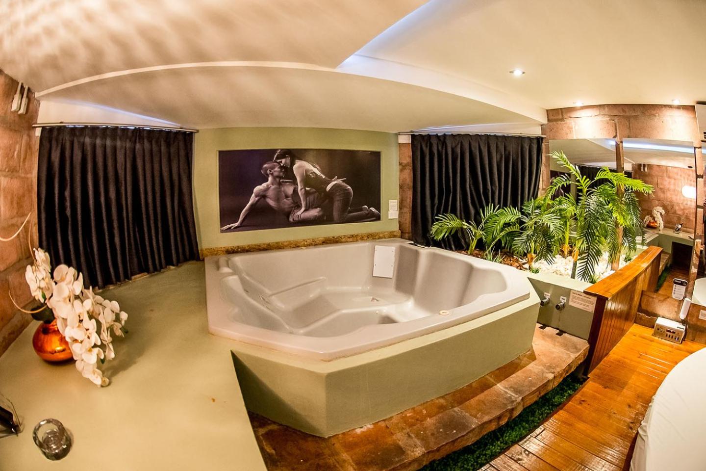 Queen Suite with Spa Bath photo 3