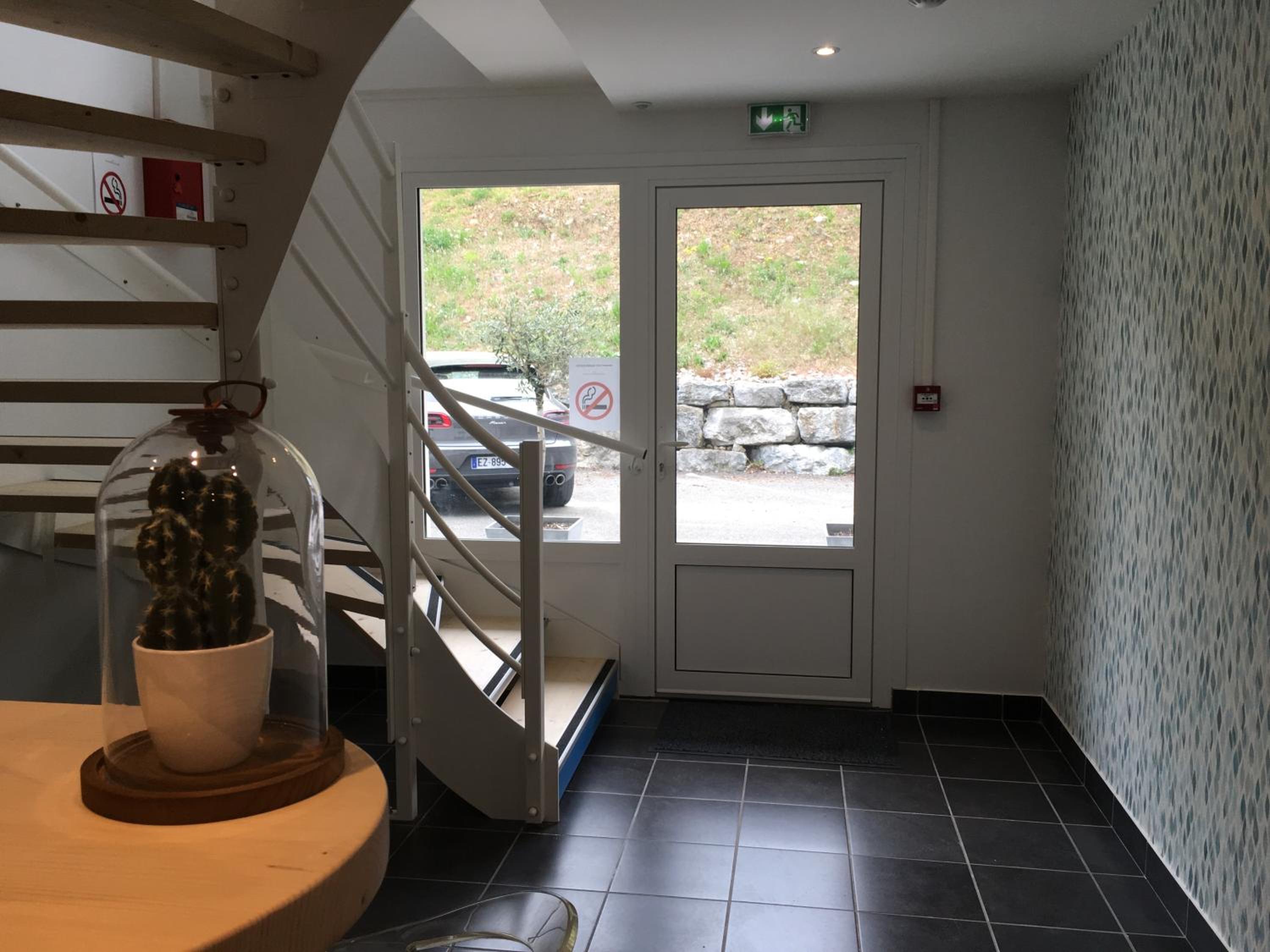 Apartment with Mountain View - Photo 8